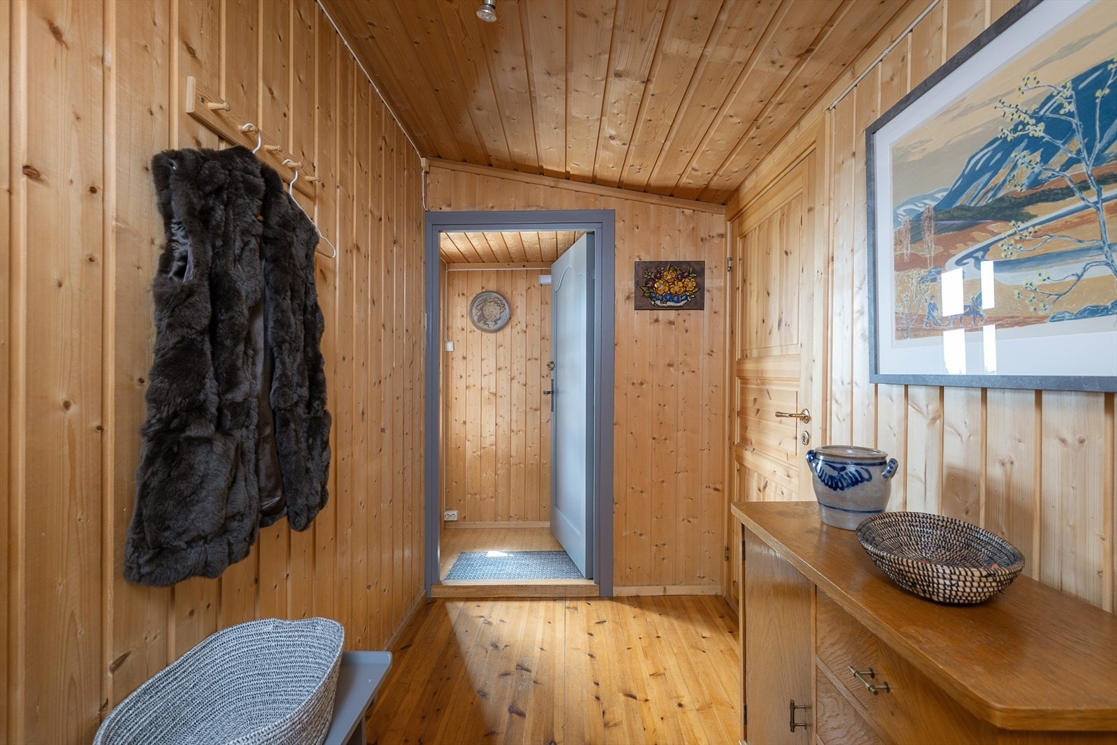 Gang med plass til kommode for oppbevaring samt muligheter til å henge fra seg yttertøyet. Galleribilde