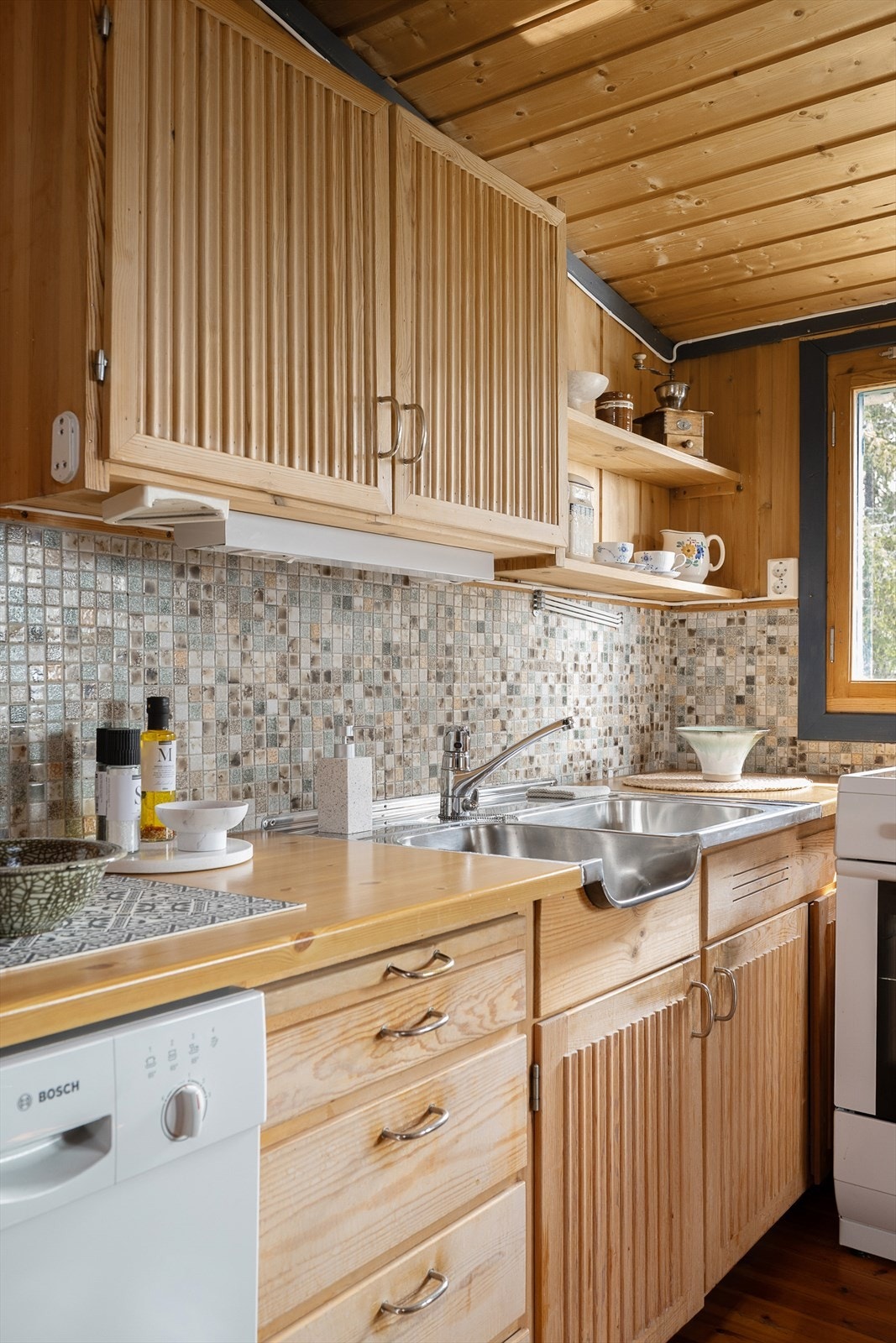 Over-og underskap med skuffeseksjon for oppbevaring. Oppvaskkum i stål. Galleribilde