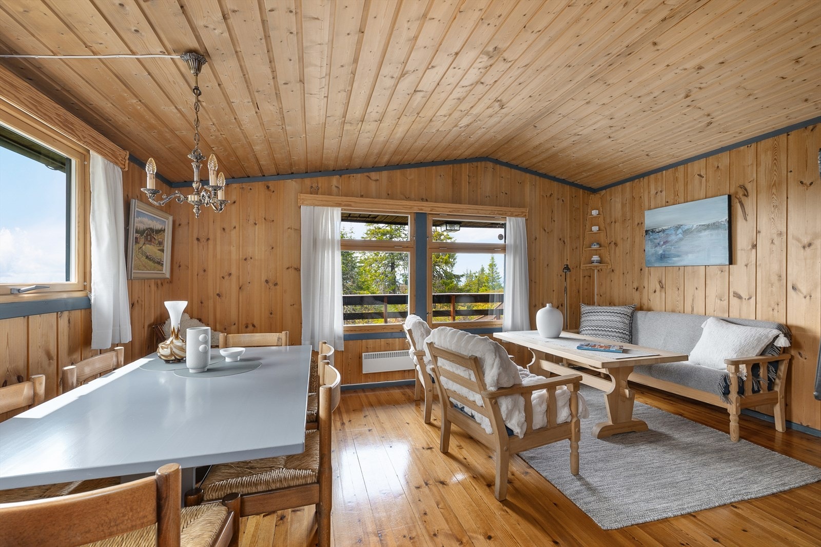 Store vindusflater slipper inn rikelig med dagslys i oppholdsrommet. Galleribilde