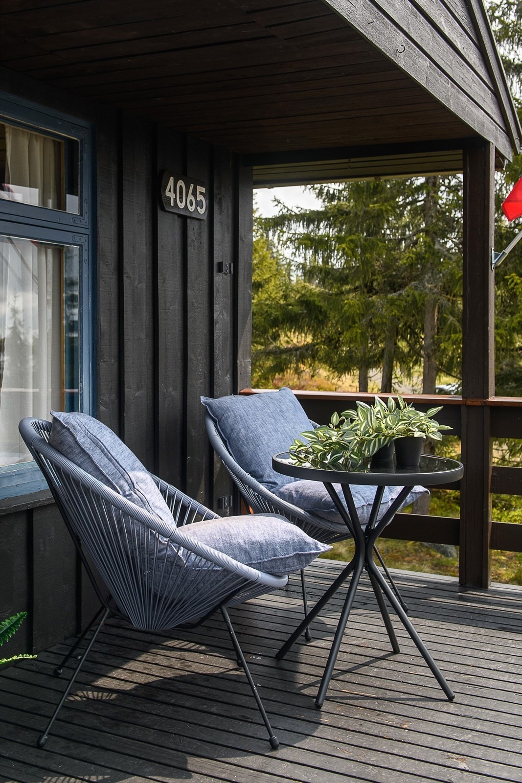 Godt å slappe av i hytteveggen. Galleribilde