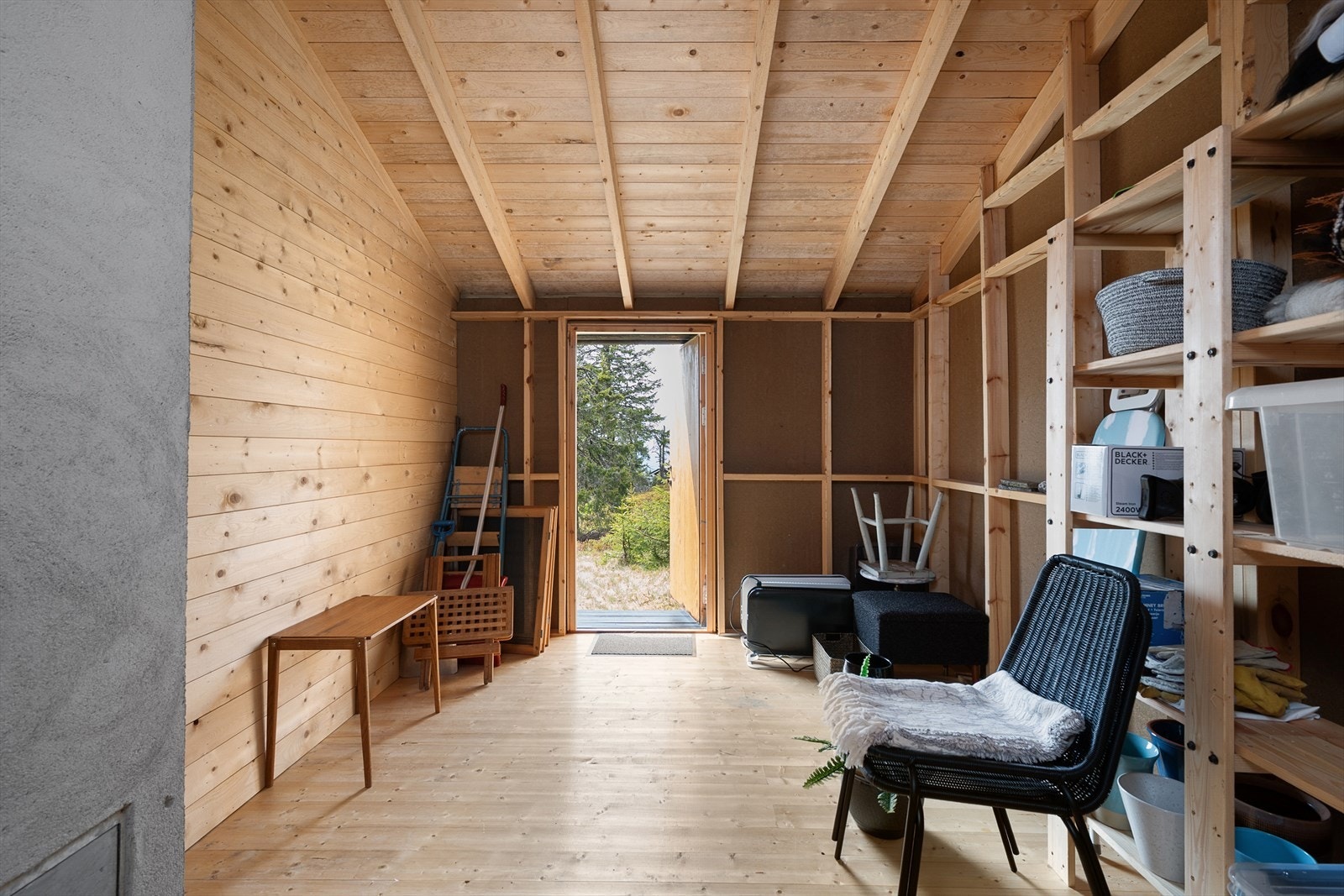 Stor ski-og utstyrsbod med egen inngang utenfra og adkomst innenfra hytta. Galleribilde