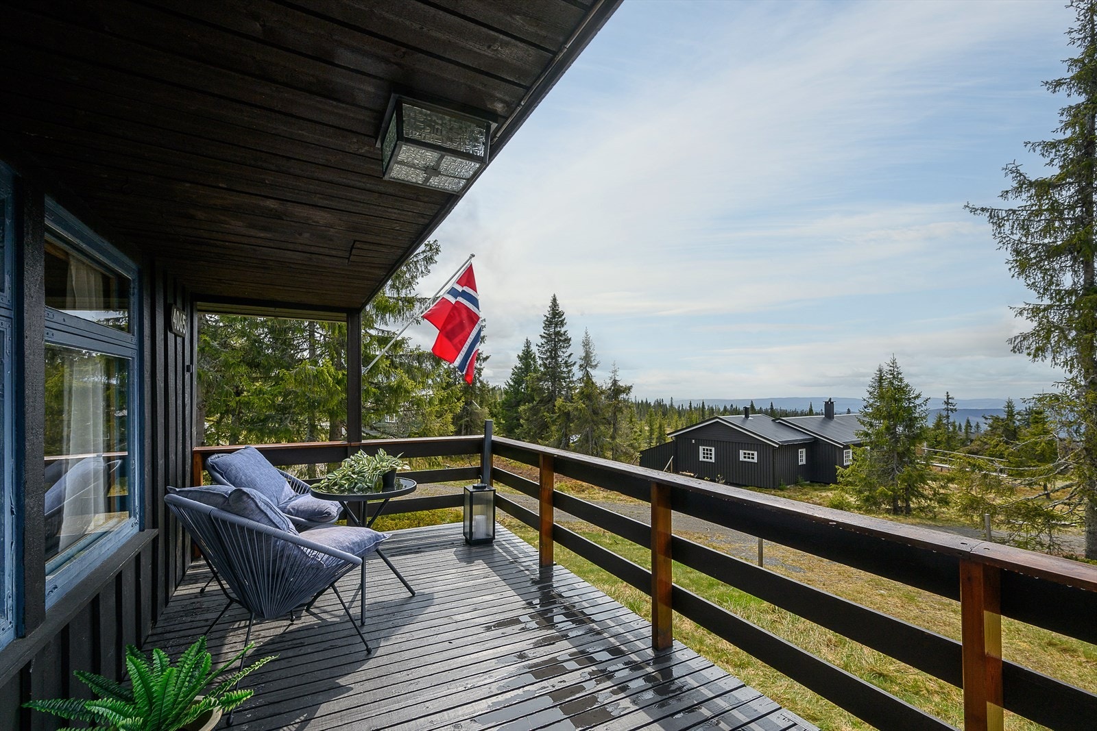 Fin sol og god utsikt fra terrassen. Hytta ligger i et veletablert område på Sjusjøen, ikke så langt fra grensa til Lillehammer. Galleribilde