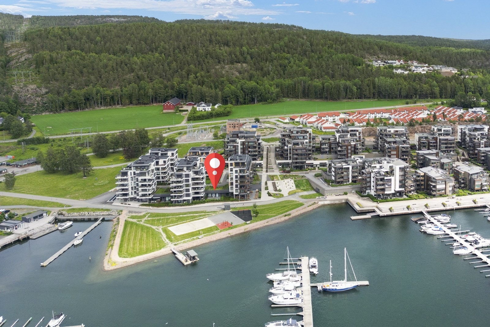 Det medfølger i felles garasjeanlegg en sportsbod og en p-plass med muligheter for elbil-lader. Galleribilde