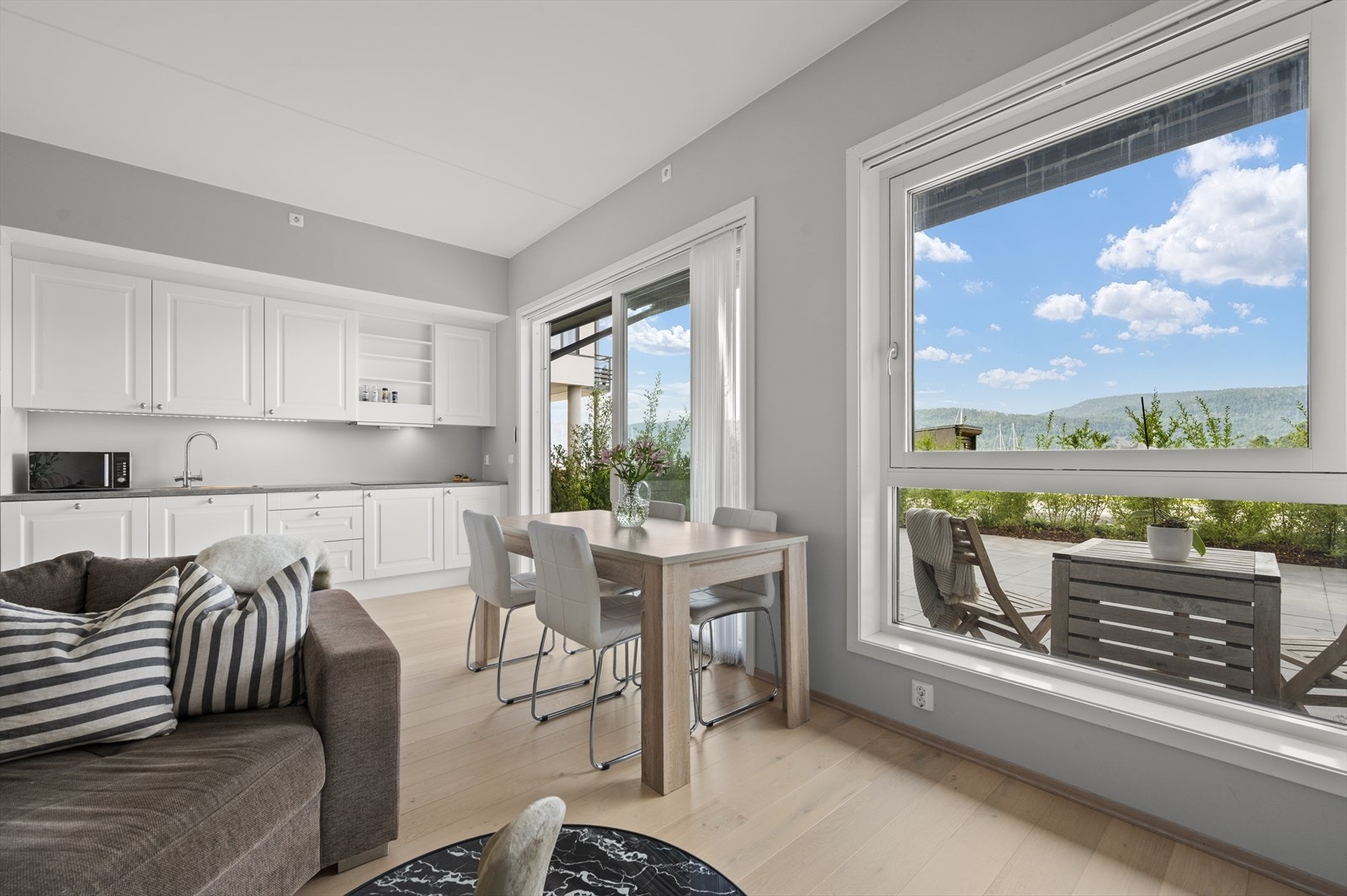 Velkommen! Lys og innbydende 2 roms leilighet - 1-stavs parkett på gulv og slette vegger malt i duse farger som skaper en lun og koselig stemning. Galleribilde