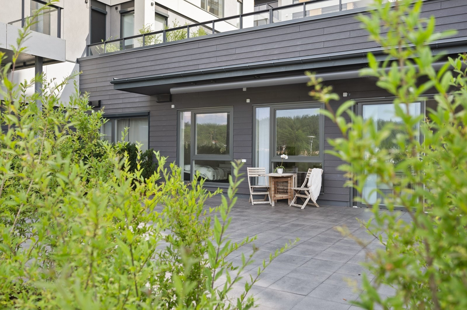 Lys og innbydende 2 roms leilighet -Romslig flislagt terrasse, montert el-markise for sol skjerming på varme dager. Galleribilde