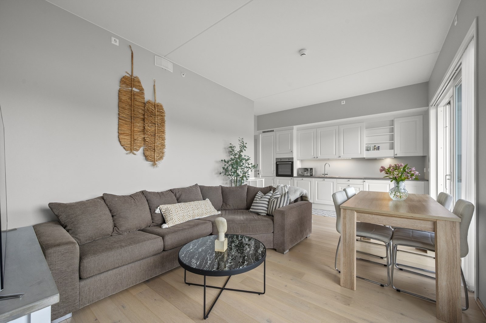 Lys og innbydende 2 roms leilighet - Leiligheten har en åpen stue/kjøkkenløsning som gir en god romfølelse. Vannbåren varme i gulv. Galleribilde