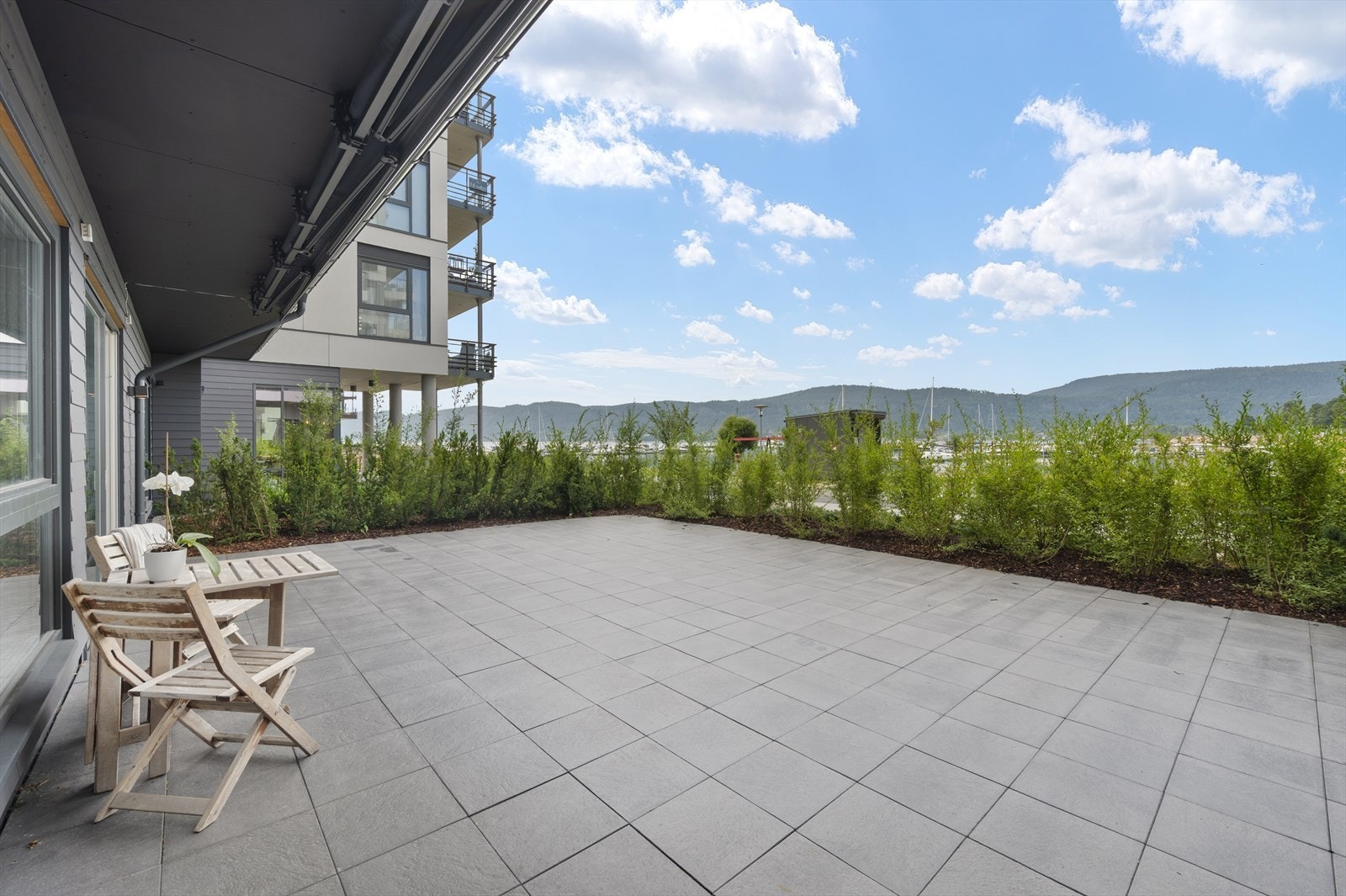 Fra stuen er det utgang til stor flislagt terrasse med flott utsikt og herlige solforhold. Det er montert stor El-styrt markise for solskjerming som kan benyttes på varme solrike dager. Galleribilde