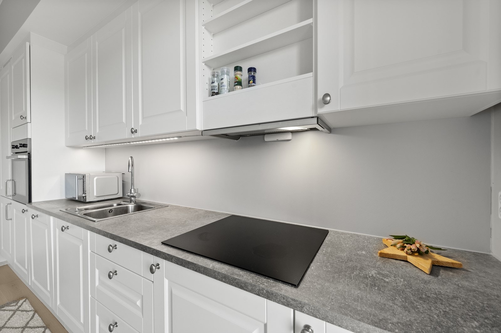 Kjøkkenet har en praktisk utforming fra vegg til vegg, litt tilbaketrukket fra stue sonen.. Galleribilde