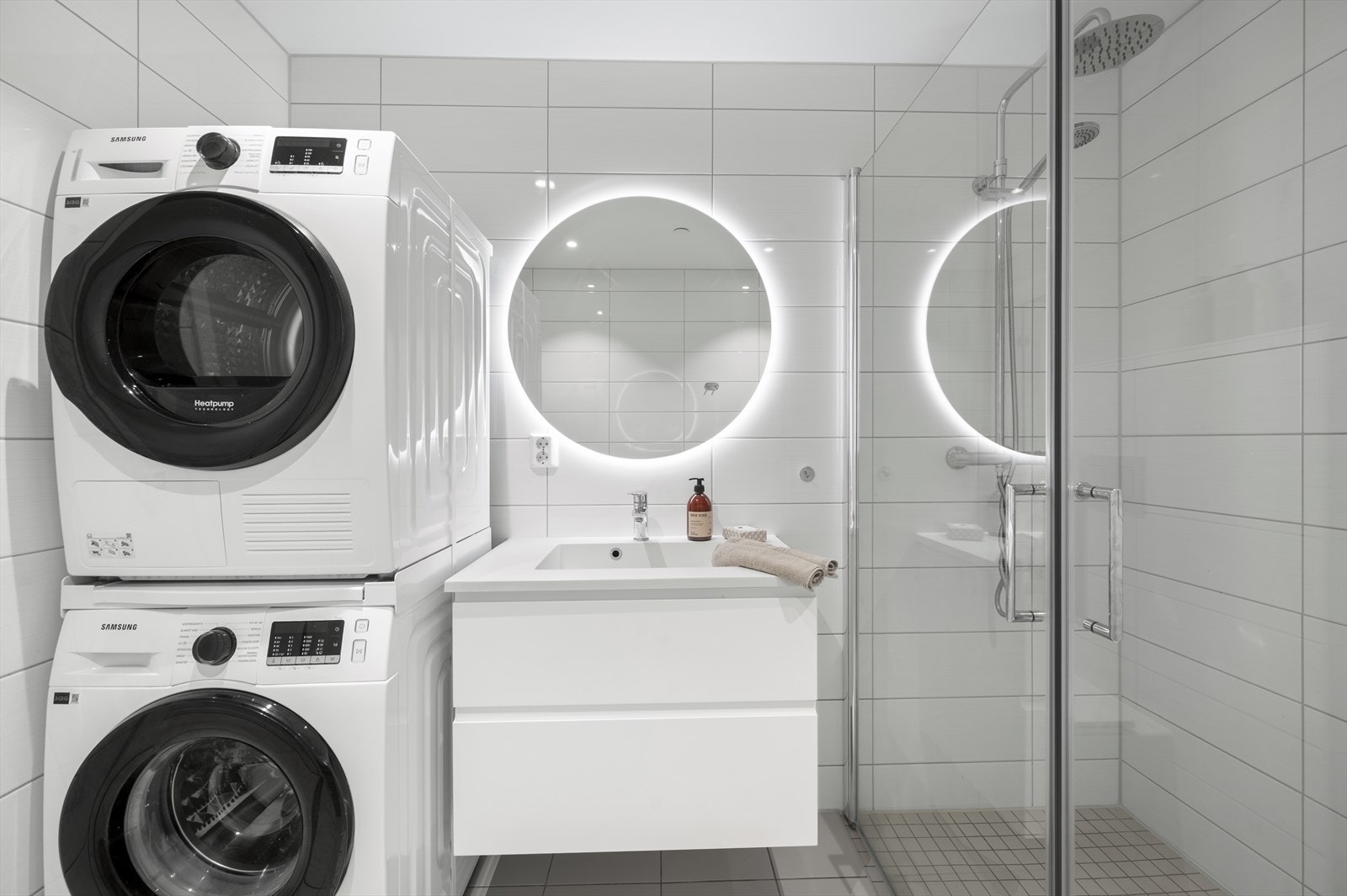 Badet er lekkert og stilrent innredet med lyse, moderne fliser. Galleribilde