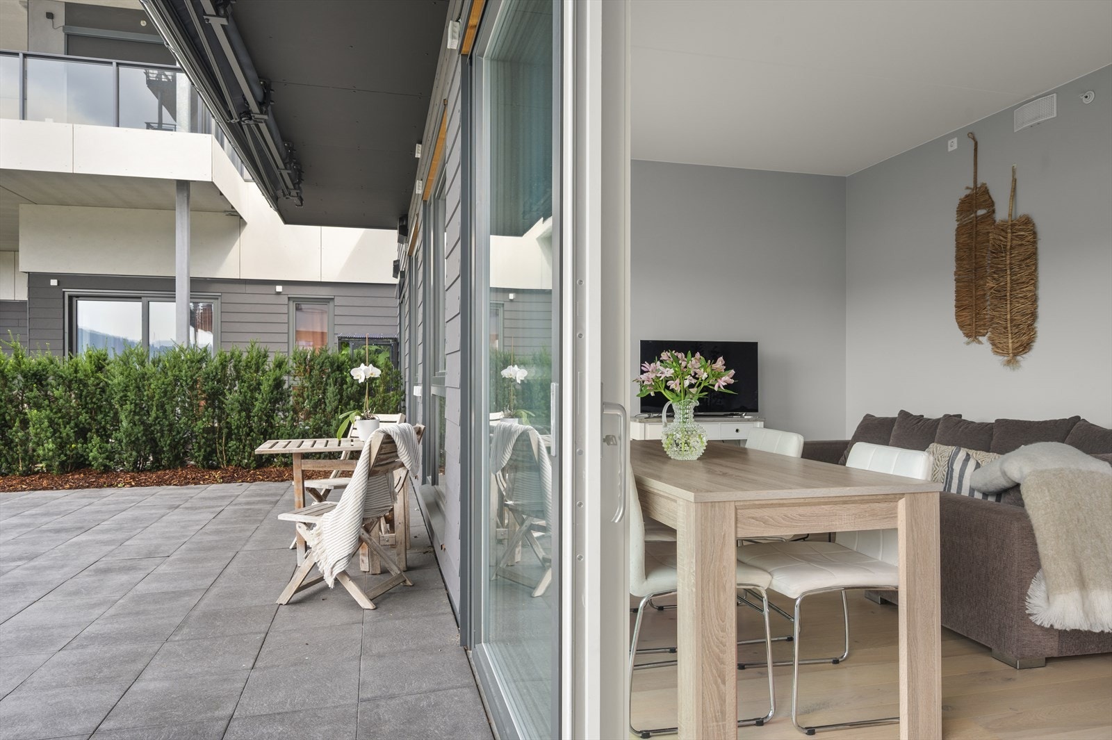 Alt er lagt til rett for optimalt lyssetting inn og de store vinduene i hele leiligheten sørger for fint naturlig lys inn og hyggelig utsyn ut mot vannet og bryggekanten. Galleribilde