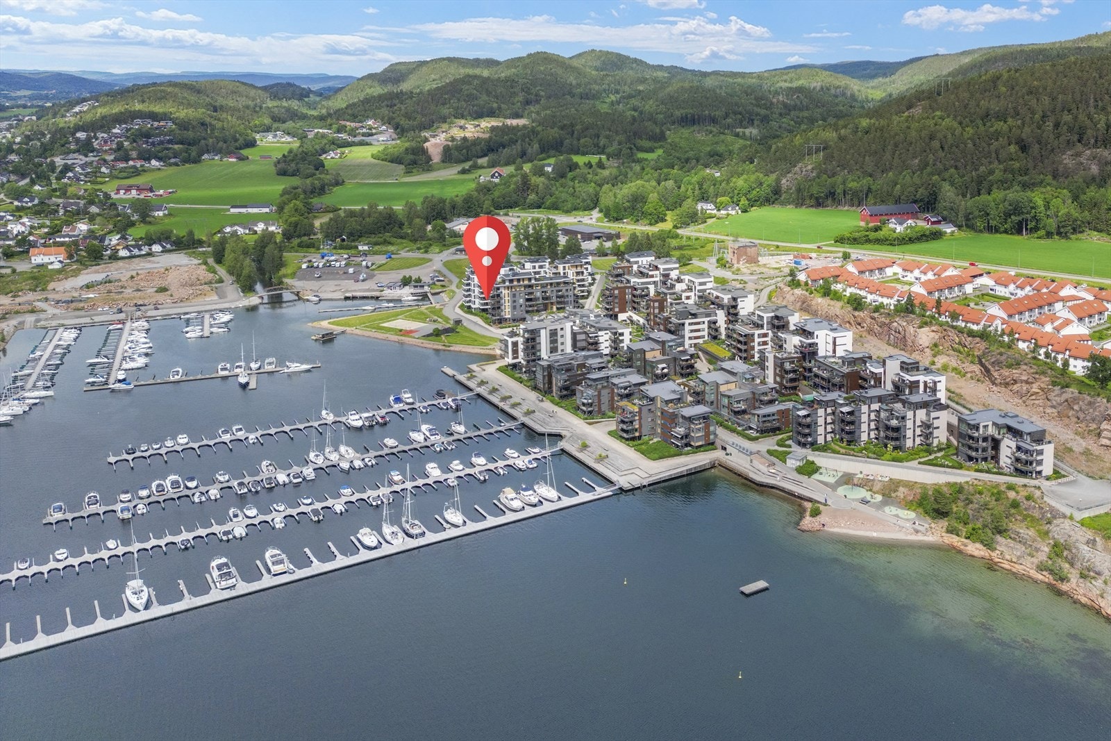 NJB er et populært, sjønært og nyere nabolag som har umiddelbar nærhet til flotte turområder, sjøen med båthavn og badeplasser samtidig som det er nærhet til både barnehage, skole, dagligvare og bussholdeplass. Galleribilde