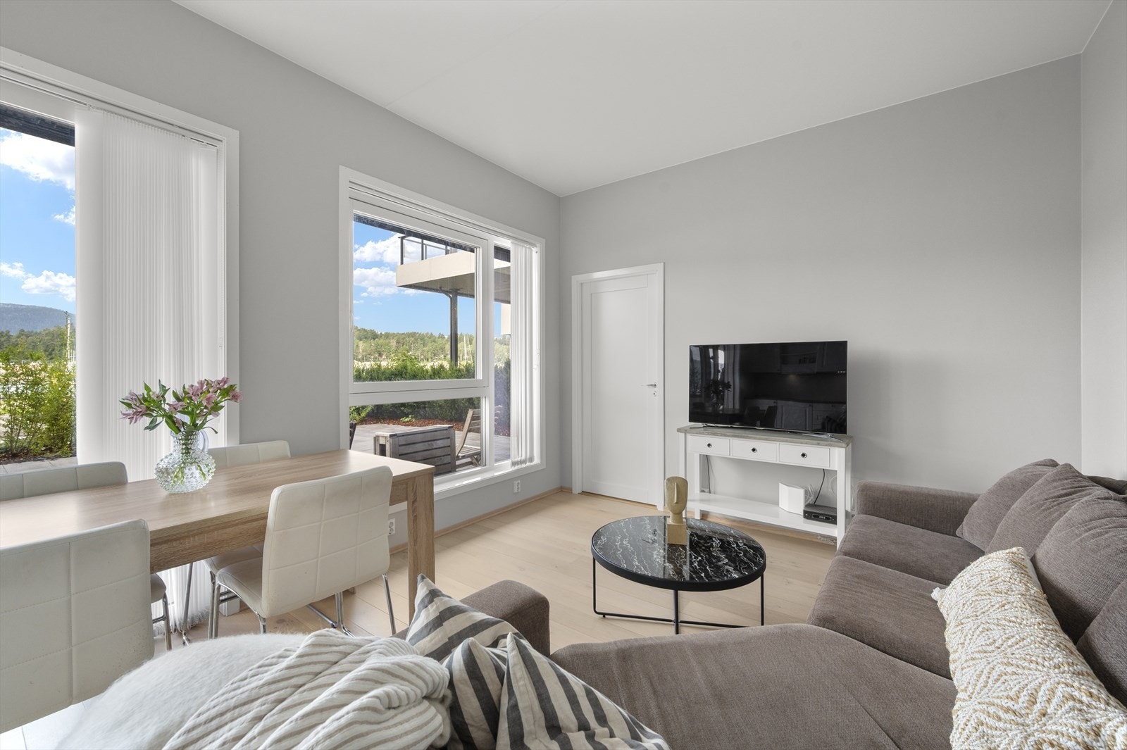 Stuen er pent innredet og videre lett å møblere. Galleribilde