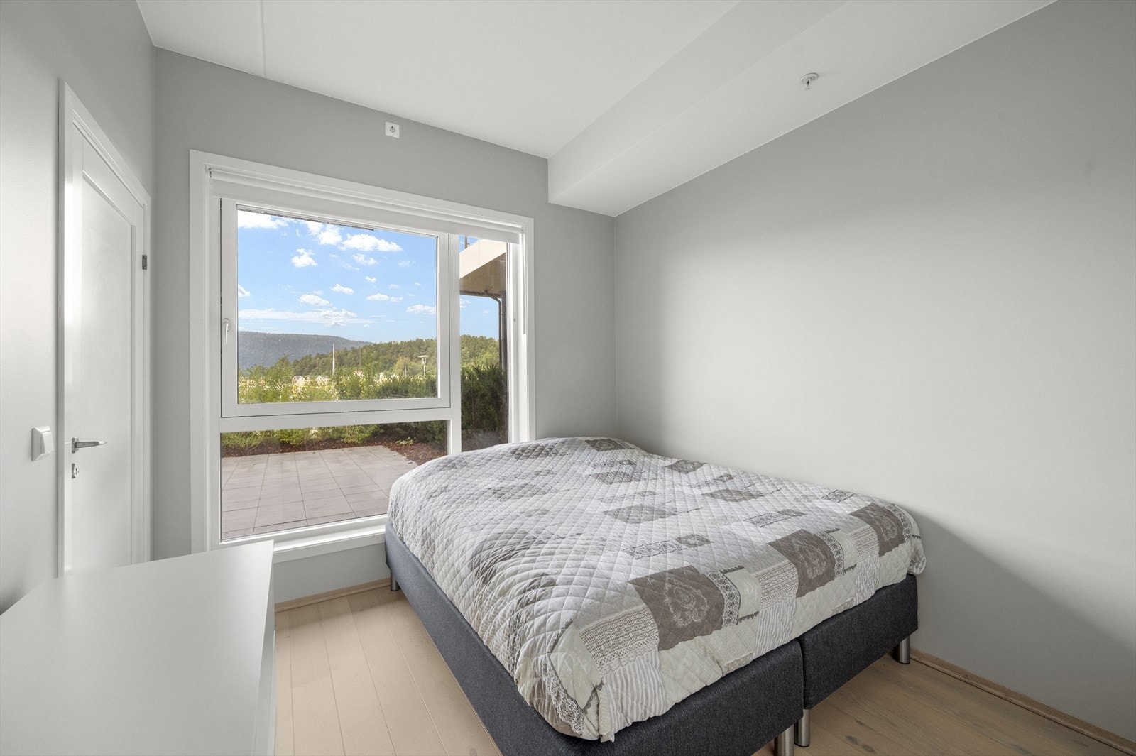 Pent innredet soverom med god plass til dobbeltseng og tilhørende nattbord. Fra soverommet er det direkte tilknytning til bod/teknisk rom som kan innredes som walk in closet. Galleribilde