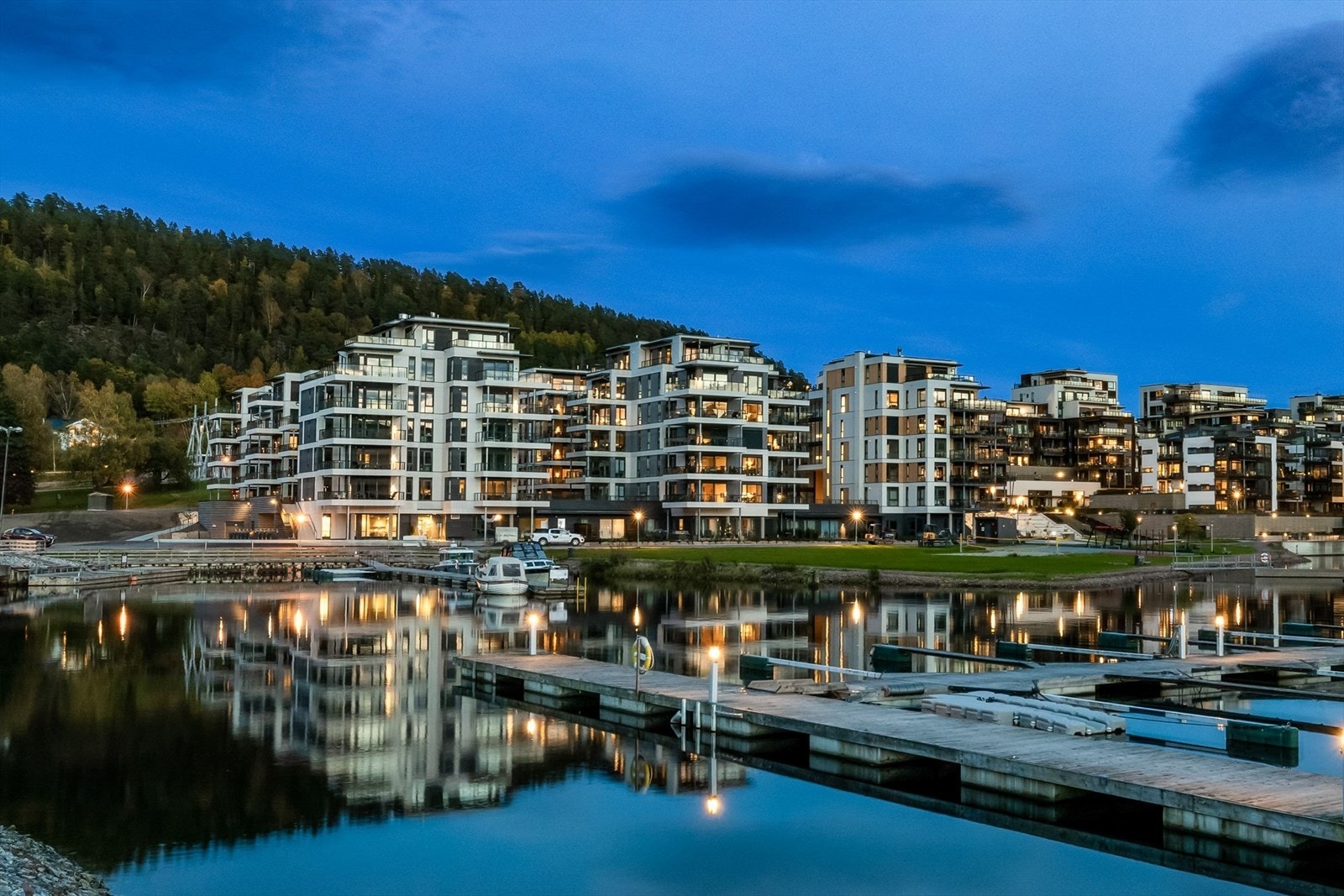 Nyere, delikat leilighet med fin utsikt. Leiligheten er plassert i et moderne, bygg - siste ferdigstilte bygning på Nordre Jarlsberg Brygge, med kort vei ned til idyllisk bryggeliv, sandstrand og fjorden. Galleribilde