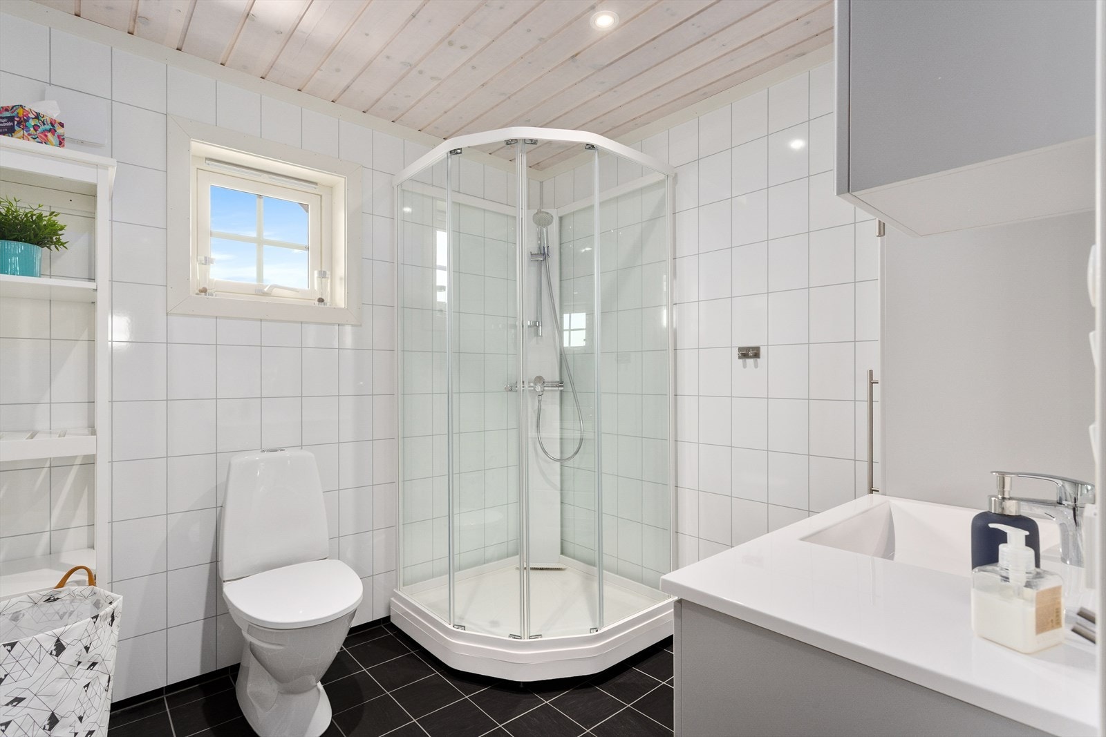 Rommet inneholder innredning med nedfelt servant, toalett og dusjkabinett, samt en elektrisk styrt vifte for god ventilasjon. Galleribilde