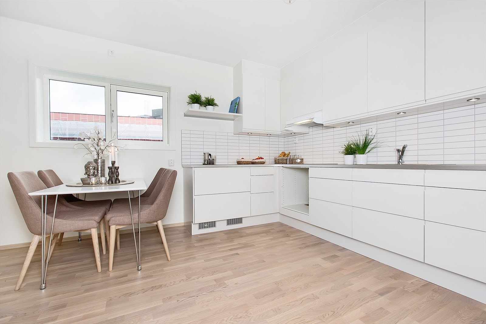 Kjøkken m/lyse fronter. Hvitevarer er inkludert. Se salgsoppgave for beskrivelse - Drømmekjøkkenet. Galleribilde