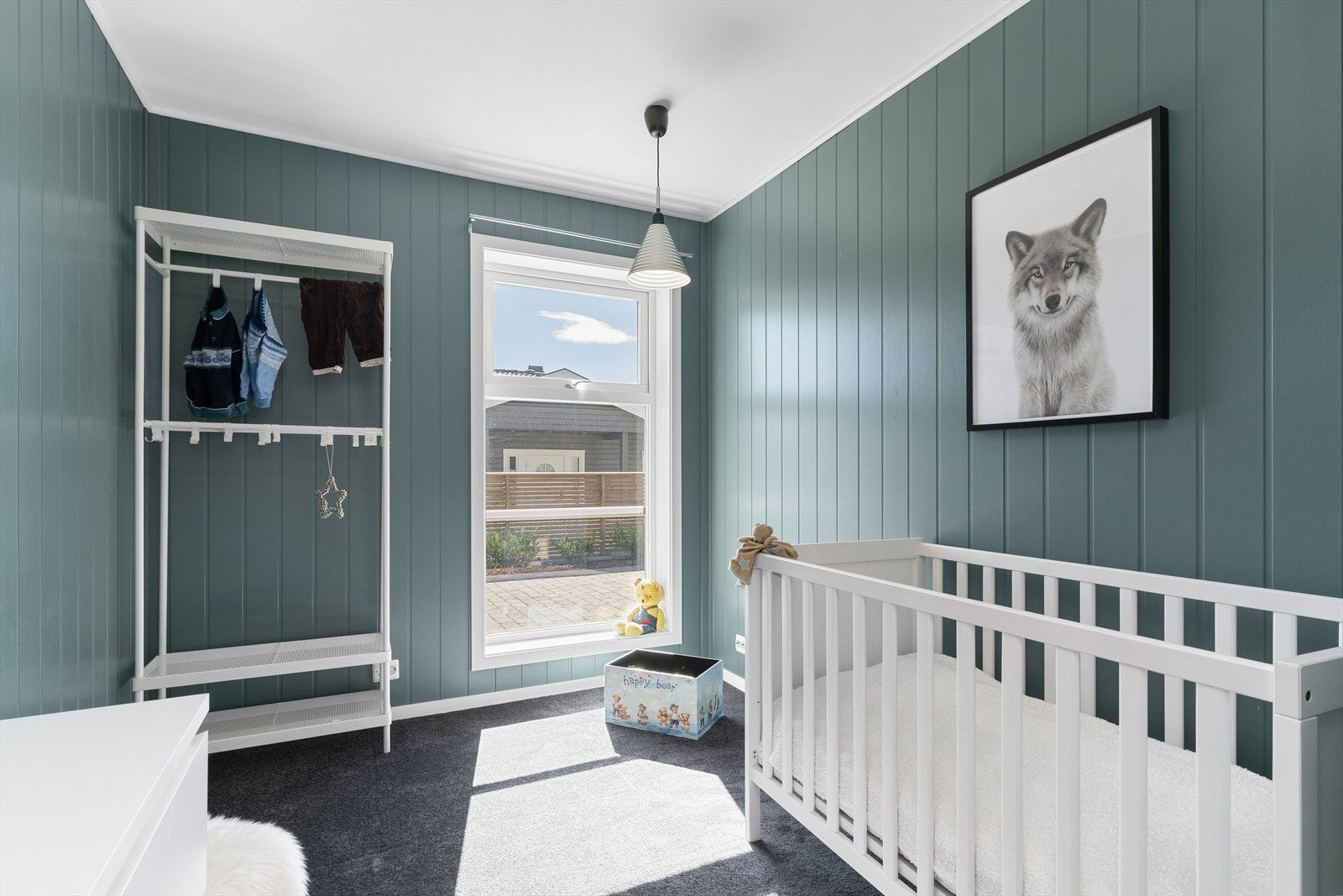 Soverommene har plass til oppbevaringsløsning, god plass til seng og utstråler en behagelig atmosfære for avslapning og hvile. Galleribilde