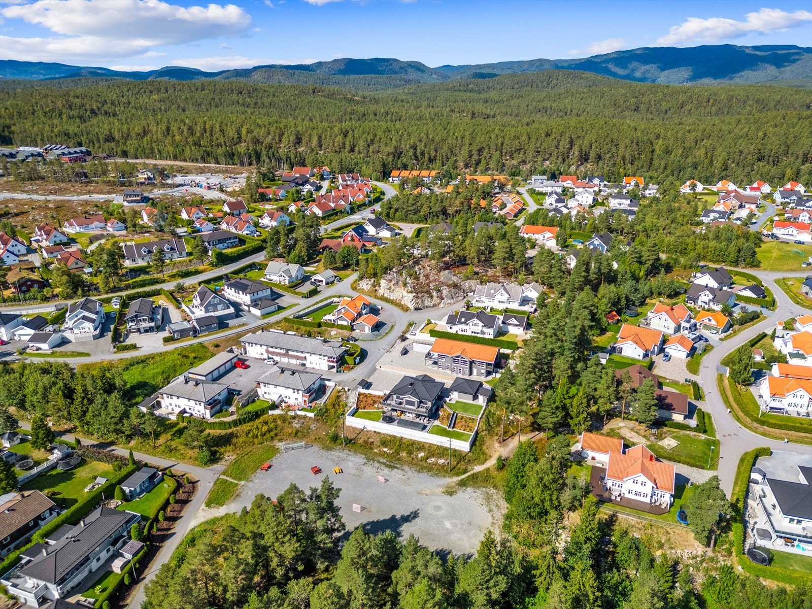 Området er meget barnevennlig og har trygg gangavstand til barneskole og barnehage, store friarealer og med marka som nærmeste nabo. Galleribilde