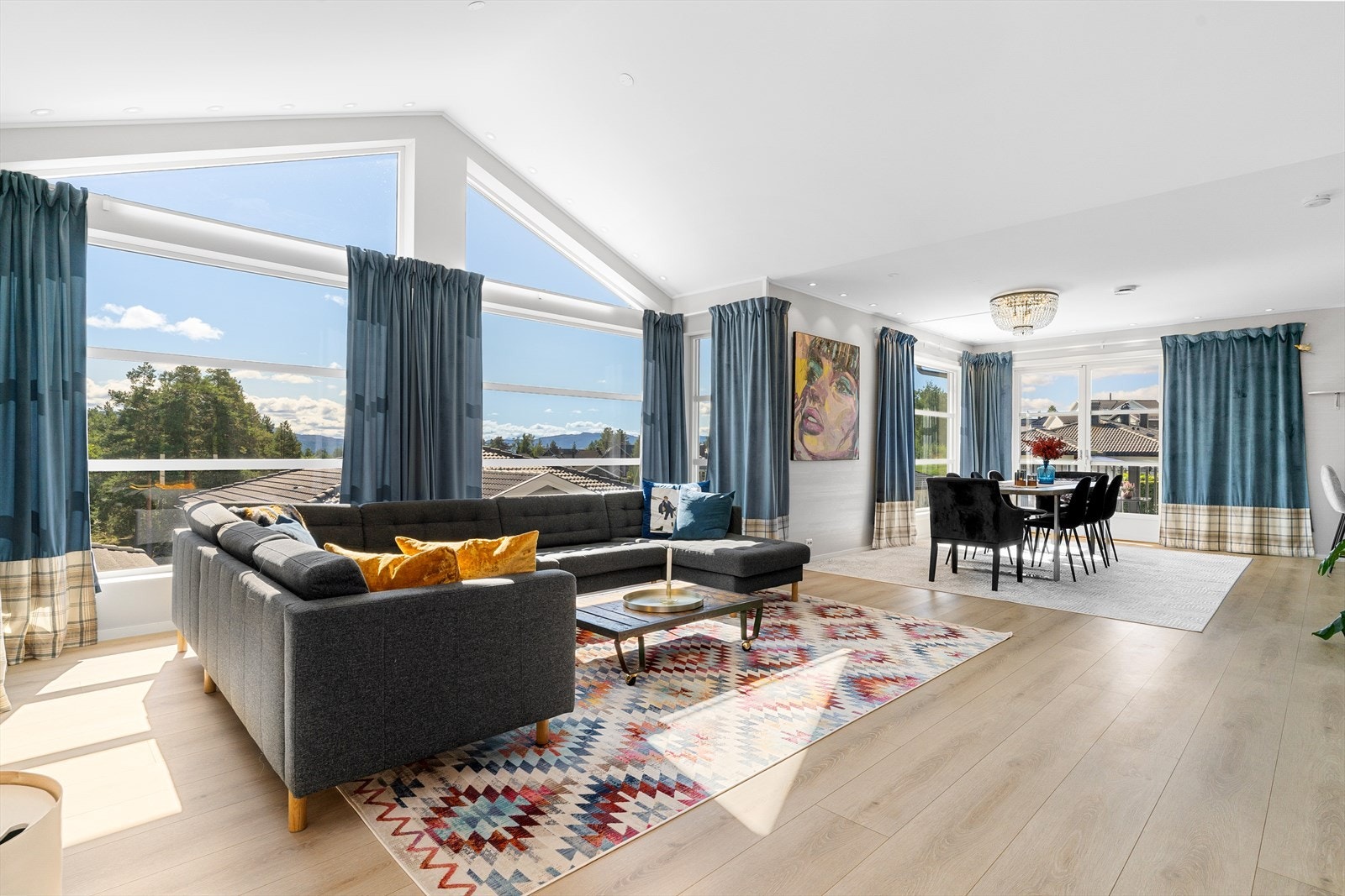 Boligen har en åpen og sosial løsning mot kjøkkenet. Galleribilde