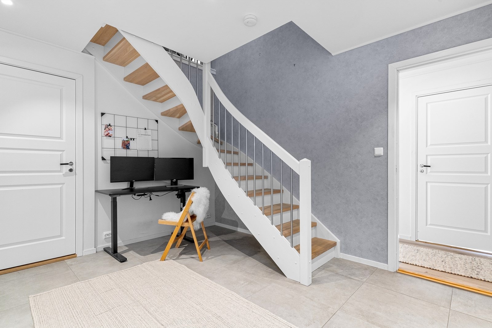 Underetasjen er innredet med en hybel og ungdomsavdeling. Galleribilde