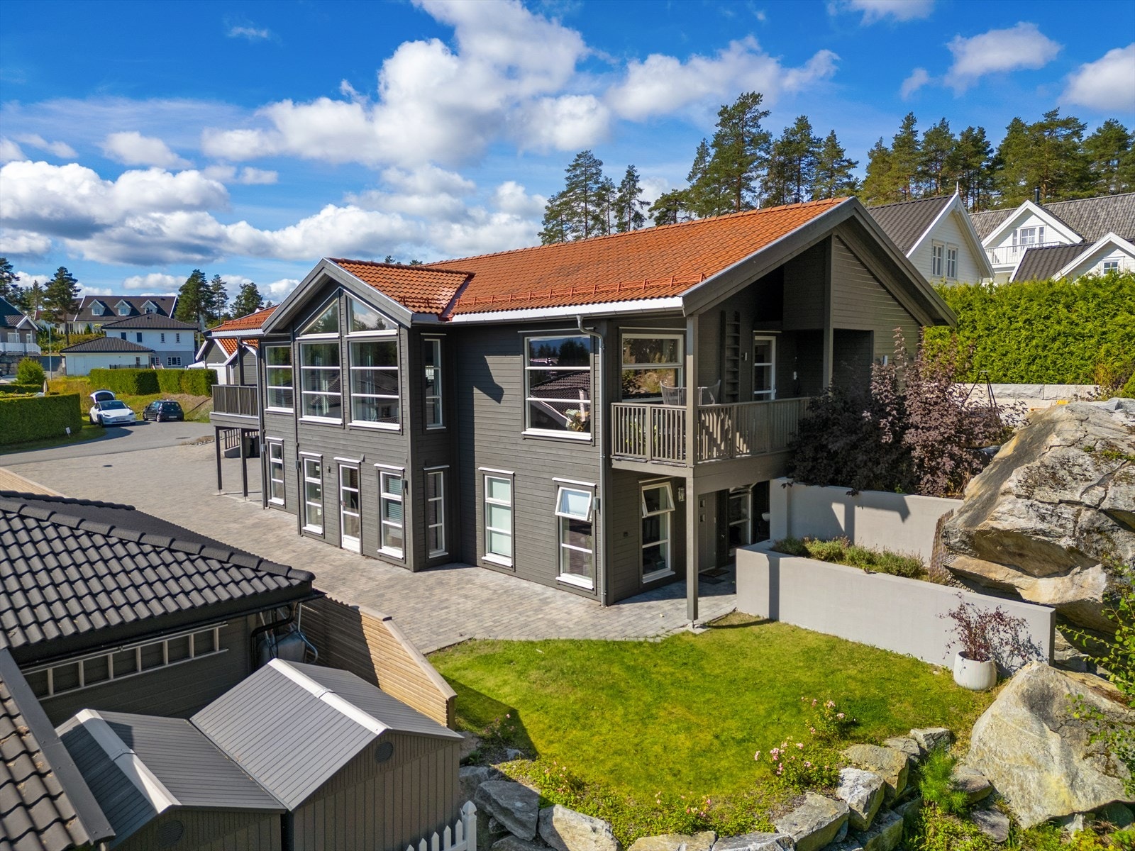 Tiltalende og stor familiebolig fra 2019 med hybel - Barnevennlig beliggenhet på Ormåsen - 4 sov - 3 bad og vaskerom! Galleribilde