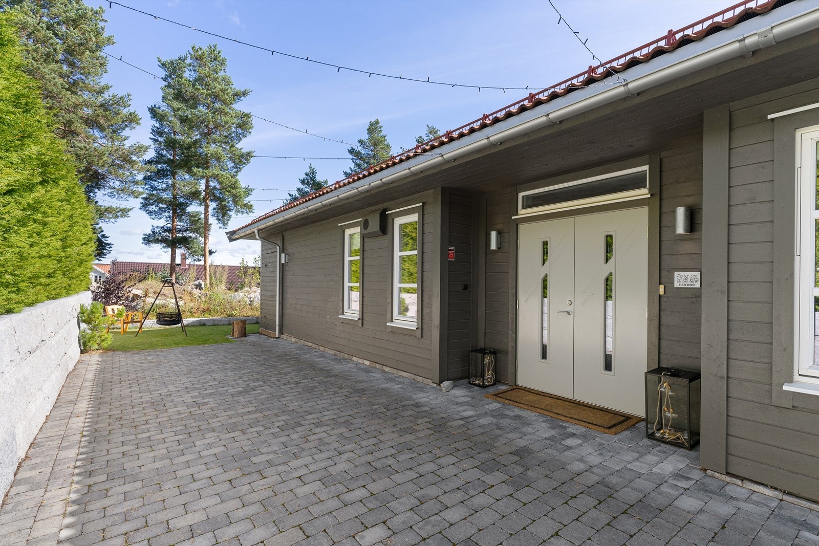 Velkommen hjem! Det innbydende inngangspartiet imponerer med sine stilfulle detaljer, flott belysning og en gjennomført velkomstfølelse. Galleribilde