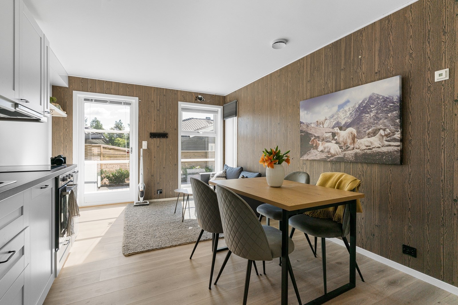 Åpen stue/kjøkken løsning der stuen holder en god romslighet med tilstrekkelig plass for både en behagelig sofagruppe og et lite spisebord. Galleribilde