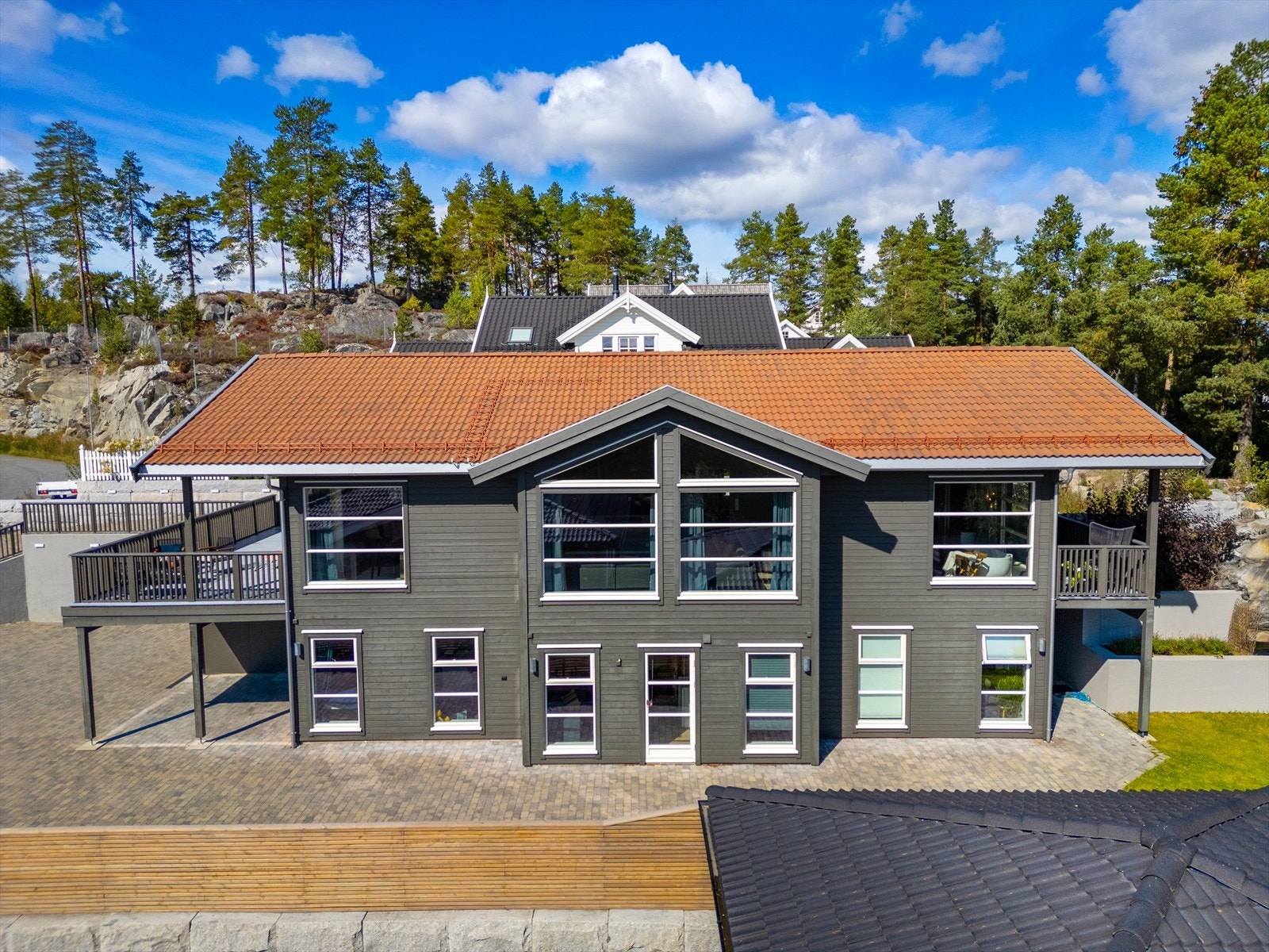 Uteområdet gir perfekte rammer for lange sommerdager og stemningsfulle kvelder. Galleribilde