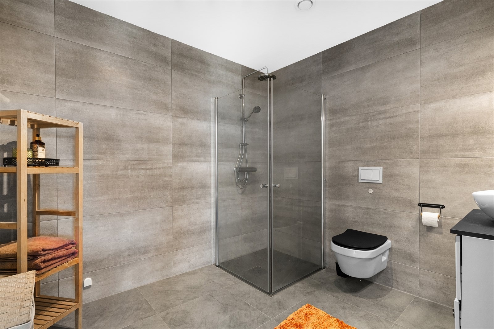 Moderne innredet bad i underetasjen med pene fliser og mosaikkfliser i dusjsone. Galleribilde