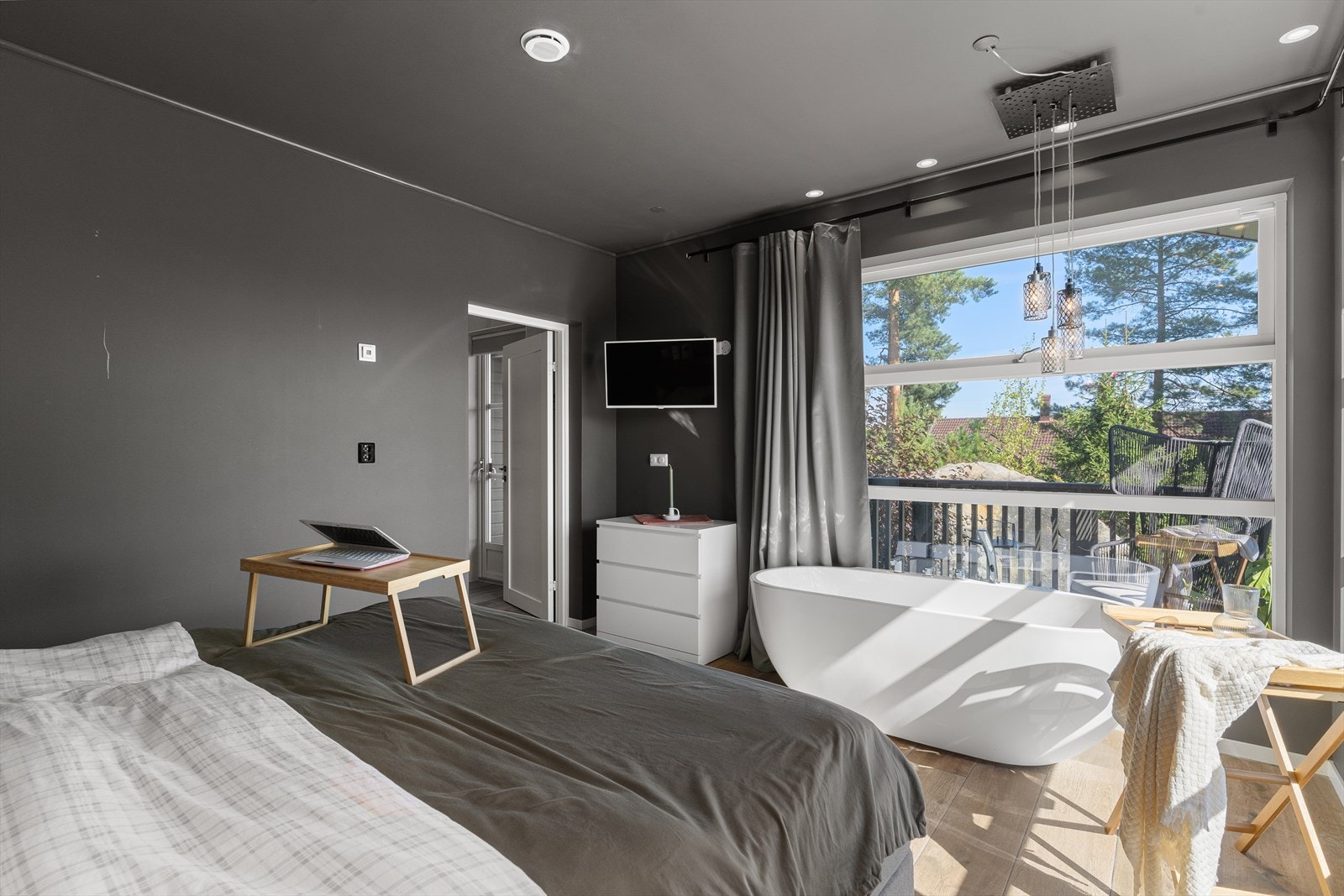 Rommet er delikat innredet og malt i en mørkere gråtone og har delvis vegg til vegg teppe på gulv, som gir rommet en behagelig tilværelse. Galleribilde