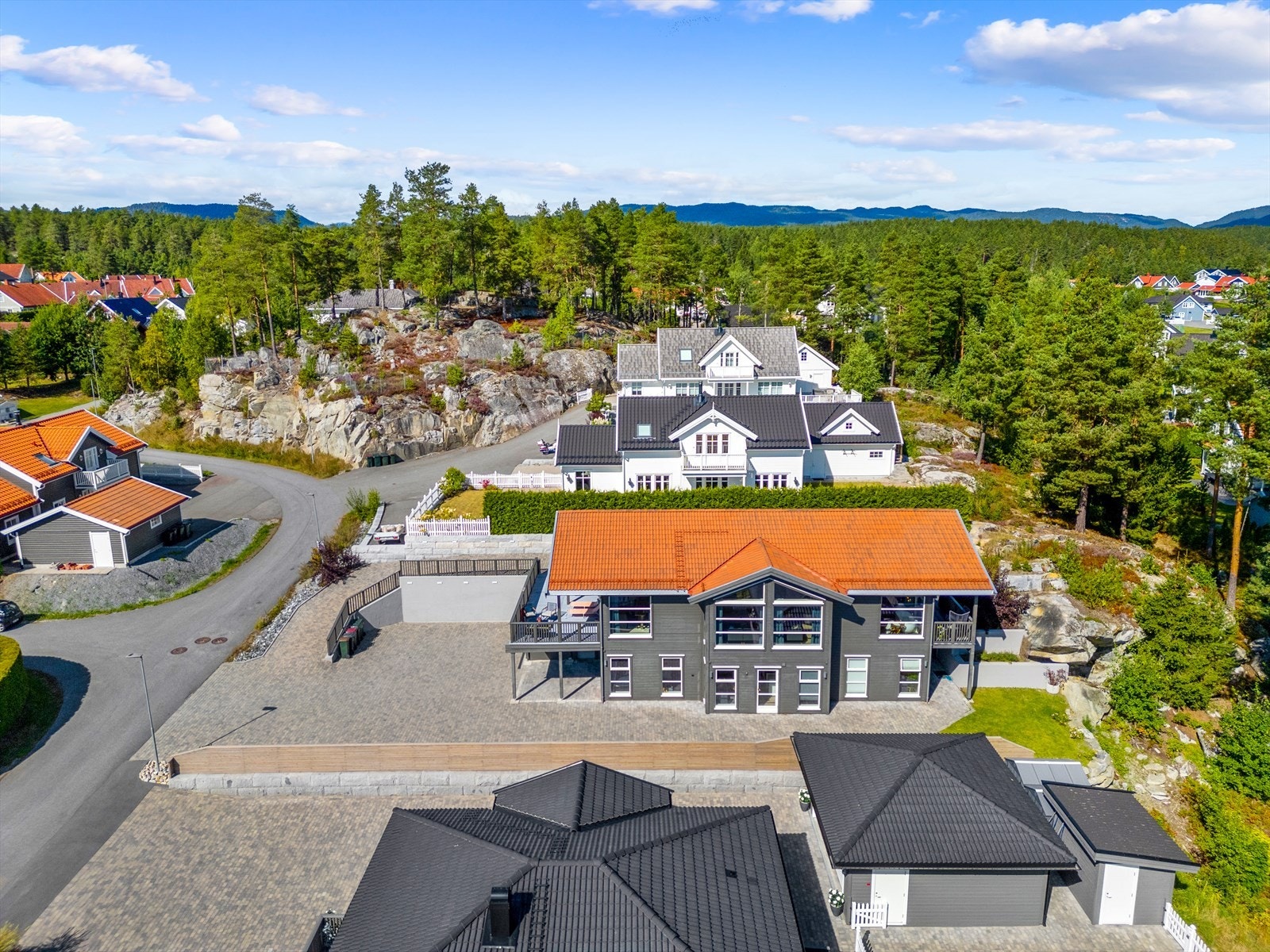 En nyere og delikat innredet enebolig med integrert garasje beliggende i familievennlige og rolige omgivelser på Ormåsen. Galleribilde