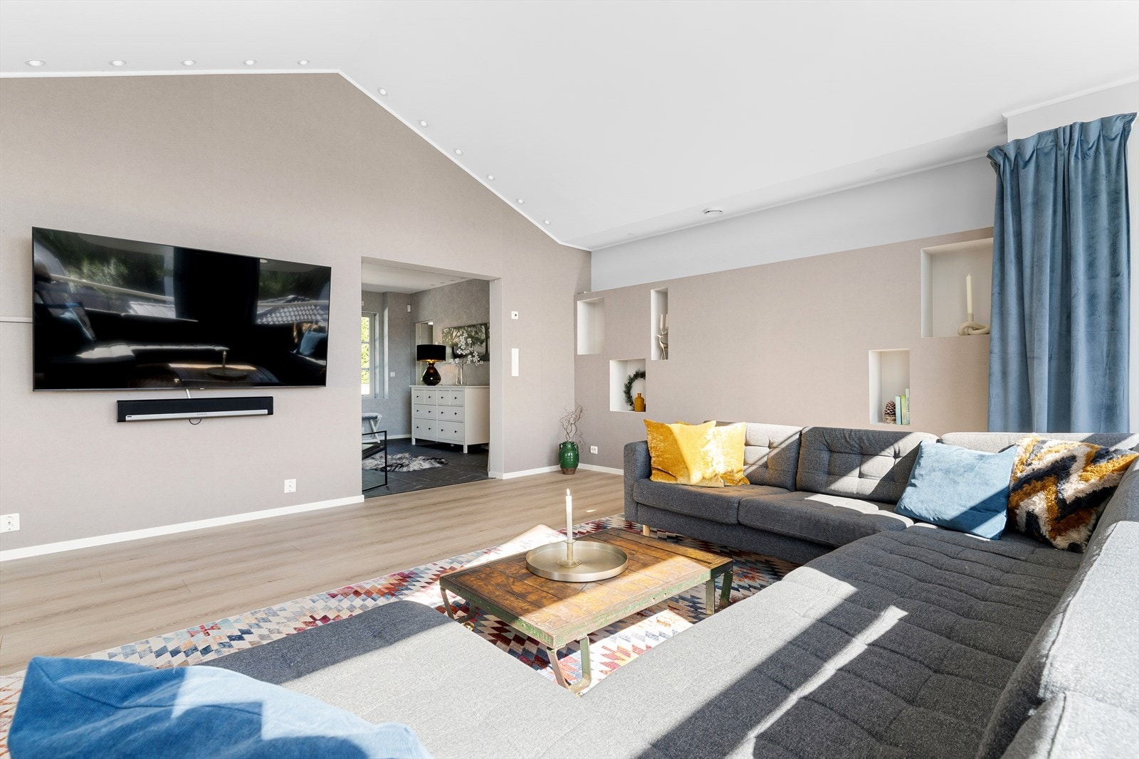 Boligen holder en gjennomgående høy standard på materialvalg og utførelse og har et tidsriktig og moderne uttrykk. Galleribilde