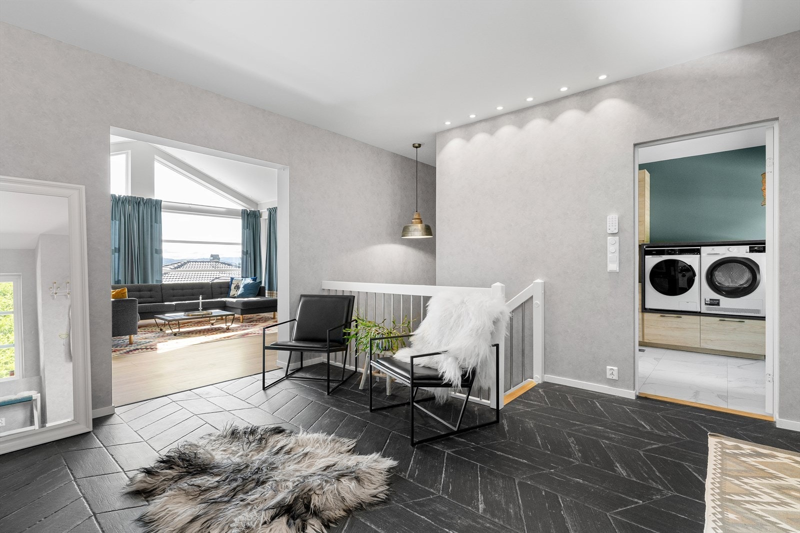 Fra hallen kommer en videre inn til hjertet av boligen, nemlig stuen og kjøkkenet. Galleribilde