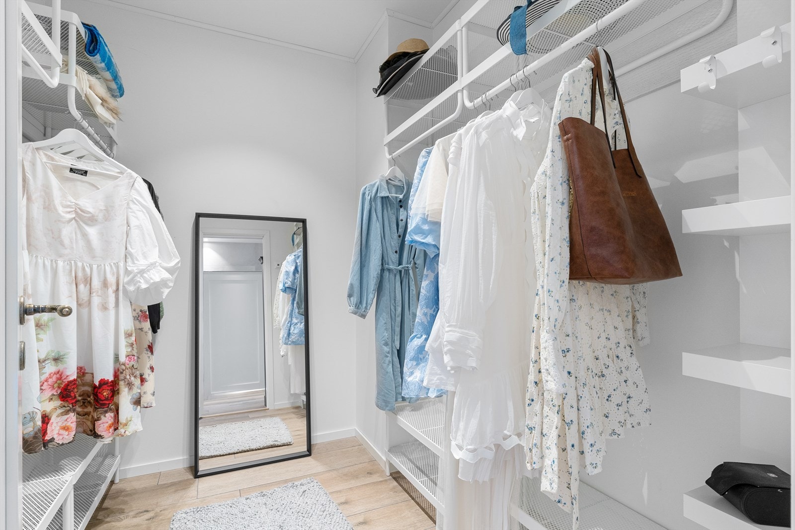 I tilknytning til et praktisk walk in closet med hylleløsninger, perfekt for oppbevaring av klær, sko og diverse tilbehør. Galleribilde