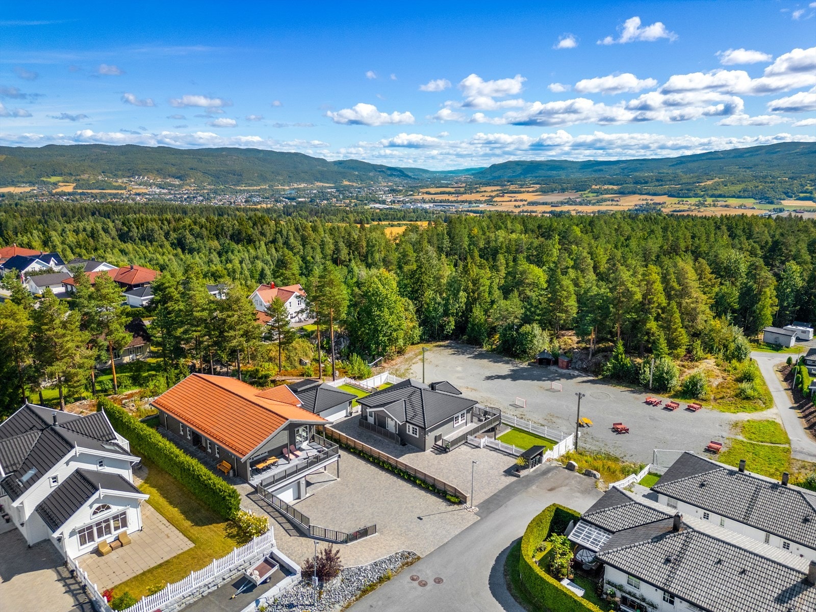 Eiendommen har en svært god intern beliggenhet på Ormåsen rett i nærheten av marka. Galleribilde