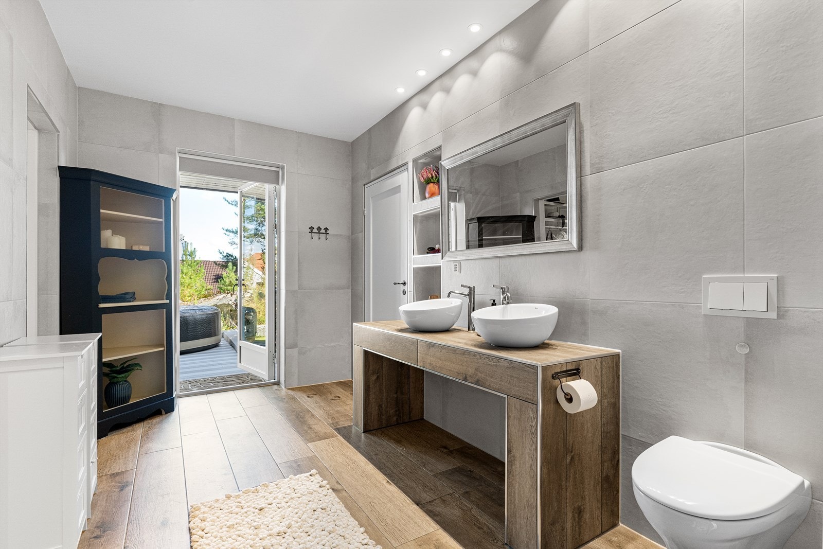 Badet er innredet med to bolleservanter, veggnisje med rom for produkter og vegghengt toalett. Boligen har badekar på hovedsoverommet. Galleribilde