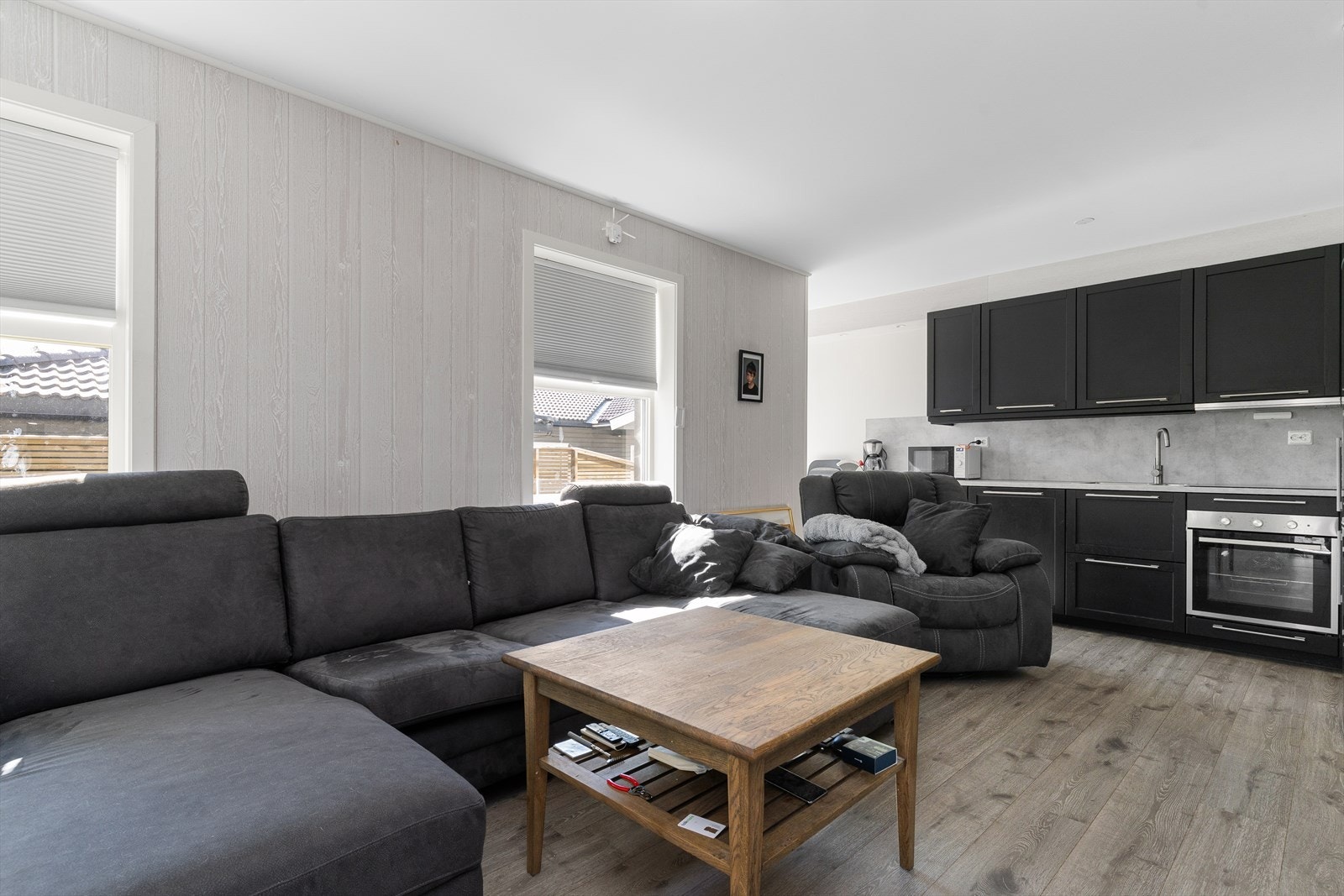 Hybelen har pen kjøkkeninnredning med sorte, profilerte fronter og benkeplate av laminat. Kjøkkenet er utstyrt med nedfelt komfyrtopp, ventilator, oppvaskmaskin, kjøleskap. Det er kjøkkenventilator med avtrekk ut. Galleribilde