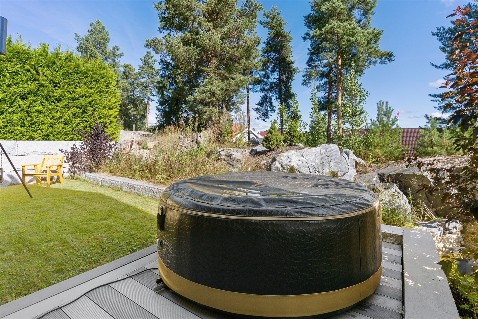 Fra badet er det utgang til hagen, der et deilig massasjebad møter deg. Galleribilde