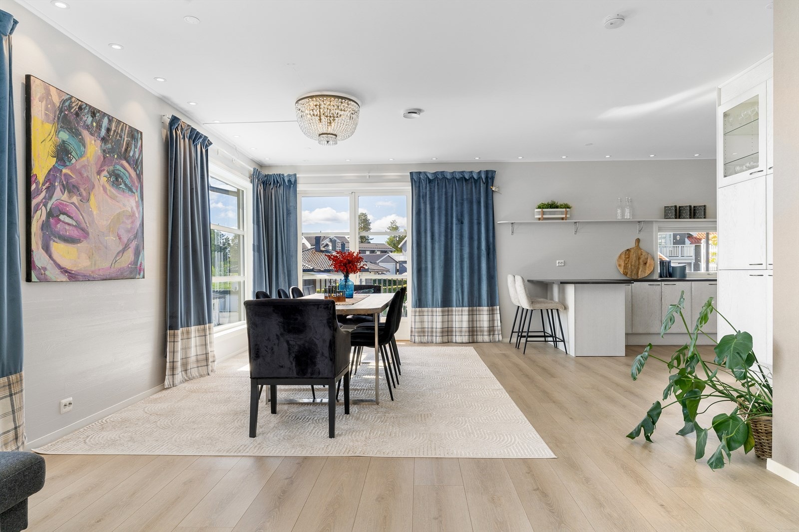 Stuen er et imponerende rom som kombinerer stilren eleganse med funksjonelle kvaliteter med 1-stavs laminat på gulv og slette vegger malt i et lyst fargepallett. Galleribilde