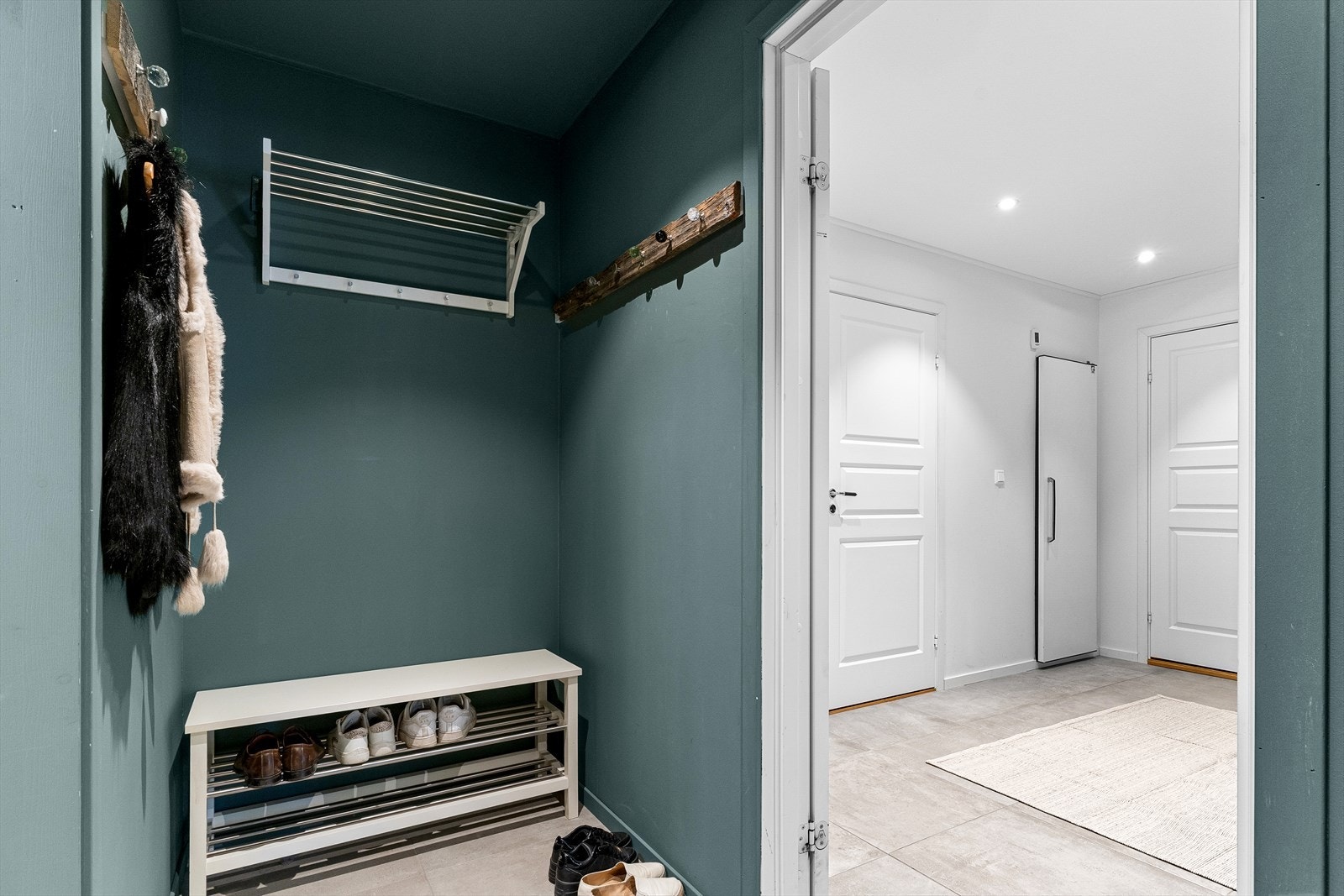 Gang i underetasjen, der en kan gå rett fra garasjen og inn. Galleribilde