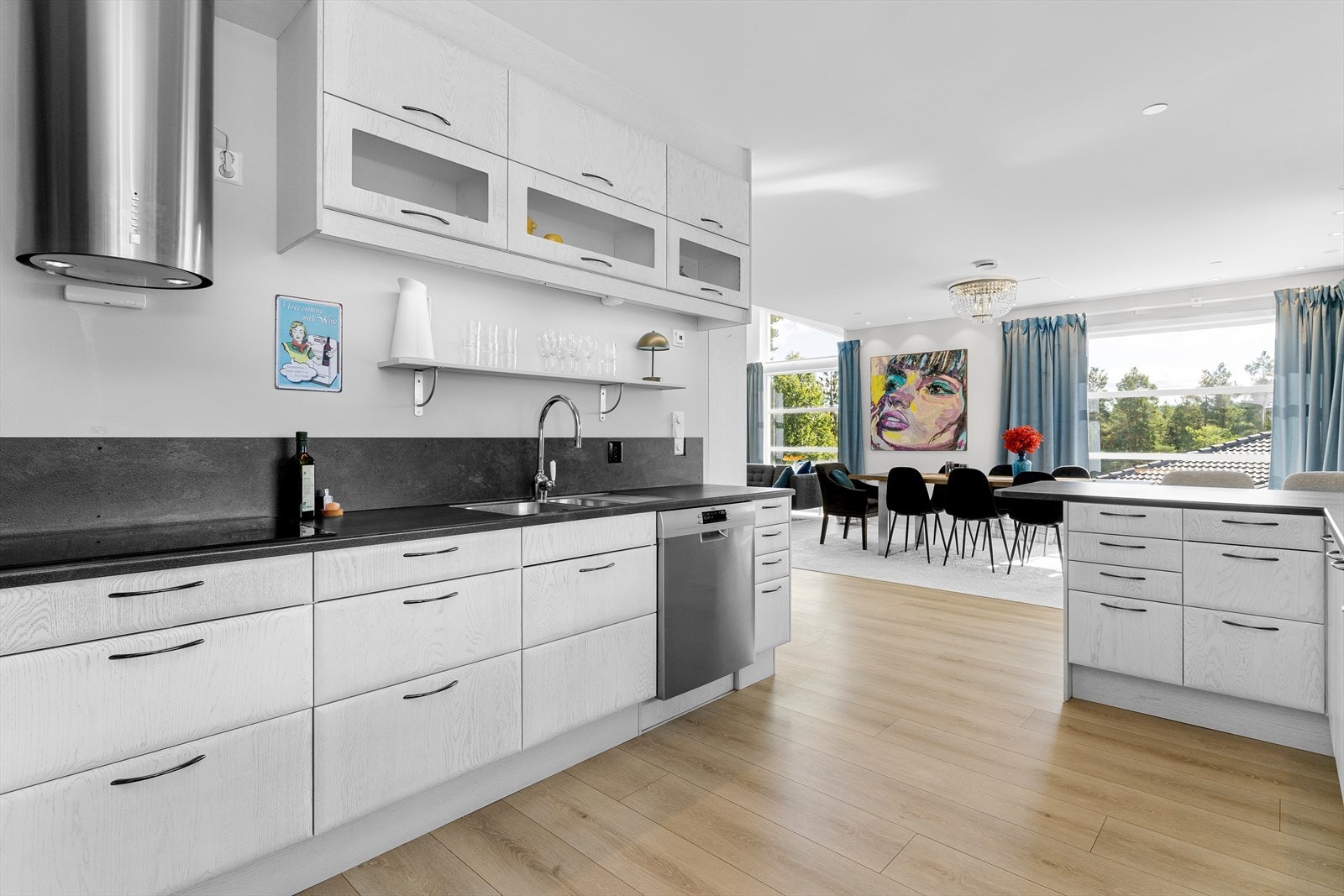 Kjøkkenet har en praktisk kjøkkenøy, med ekstra oppbevaringsplass og barløsning, der barna kan sitte å gjøre lekser mens en lager mat. Galleribilde