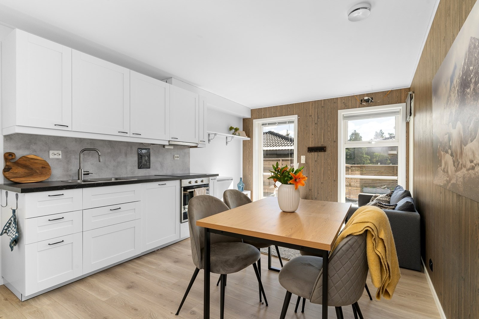 Underetasjen er innredet med en ekstra stue med kjøkkenkrok, kjøkkenet har hvite profilerte fronter og vaskekum i stål, nedfelt komfyrtopp, ventilator, stekeovn oppvaskmaskin, kjøl/frys. Det er kjøkkenventilator med avtrekk ut. Galleribilde