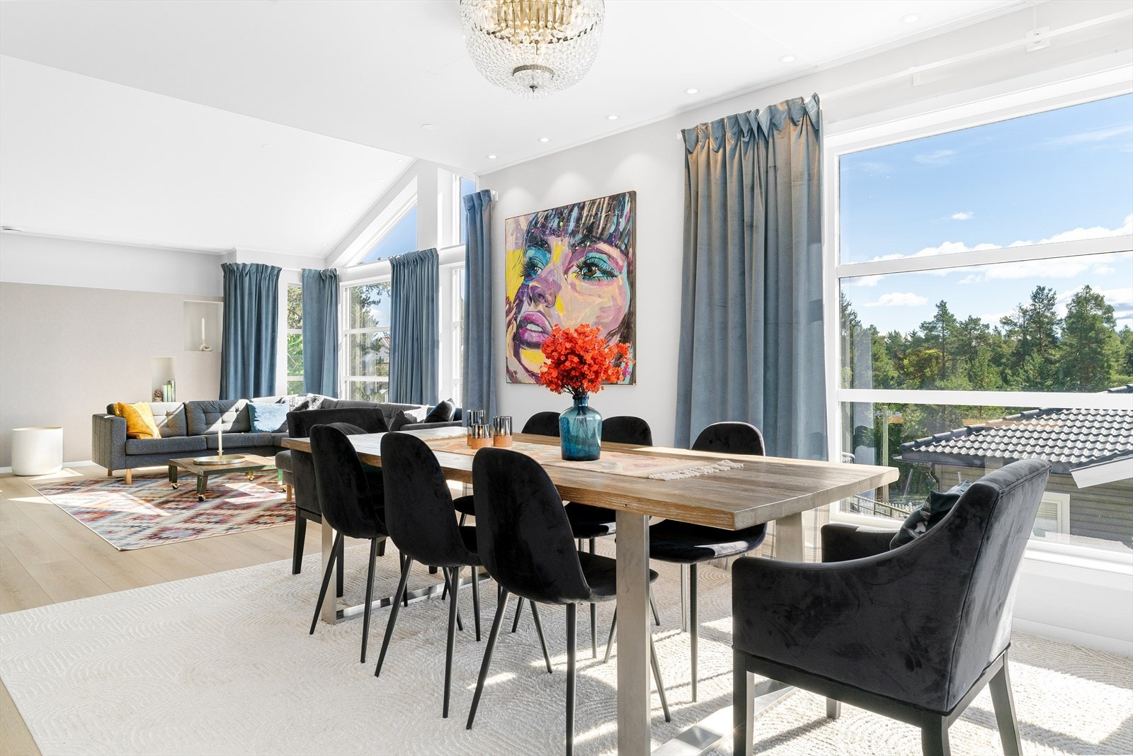 De store vindusflatene, slipper inn rikelig med dagslys og skaper en fantastisk romfølelse i kombinasjon med god takhøyde. Galleribilde