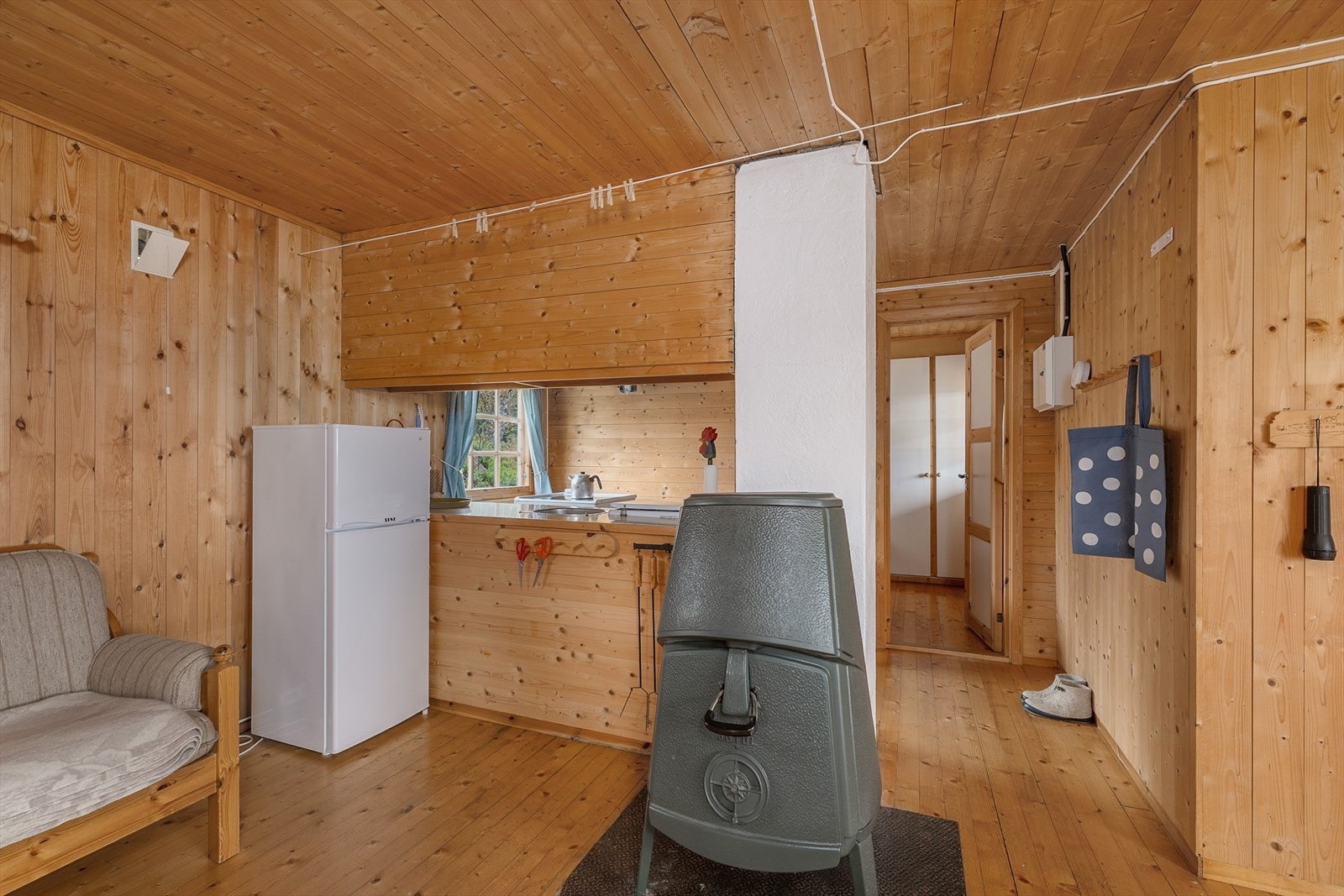 Det er en delvis åpen løsning mellom stue og kjøkken. Galleribilde