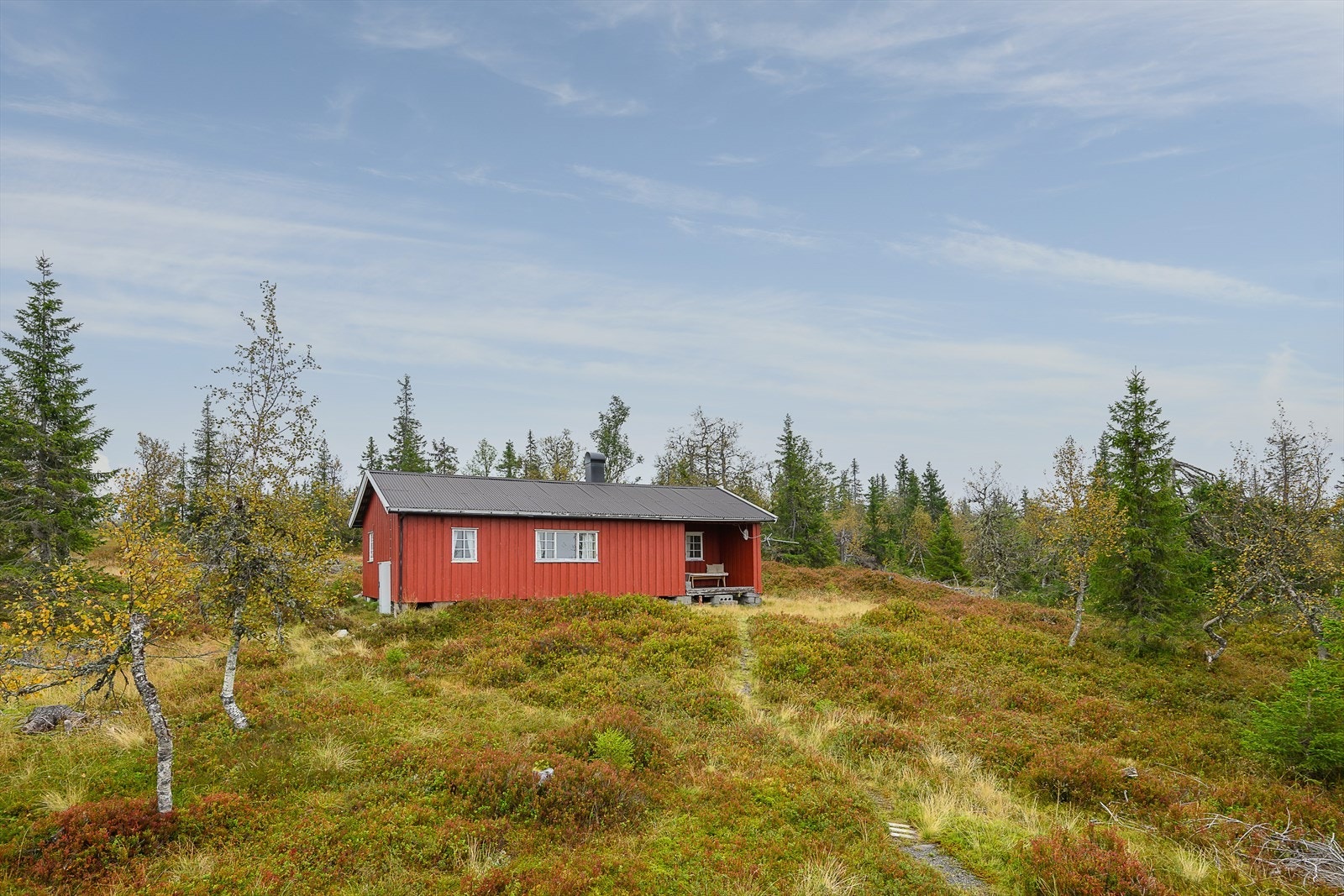 Velkommen til Grunnåsen 233! Eldre hytte med enkel standard og svært flott utsikt! Foto: Lars Marius Bækkevold. Galleribilde