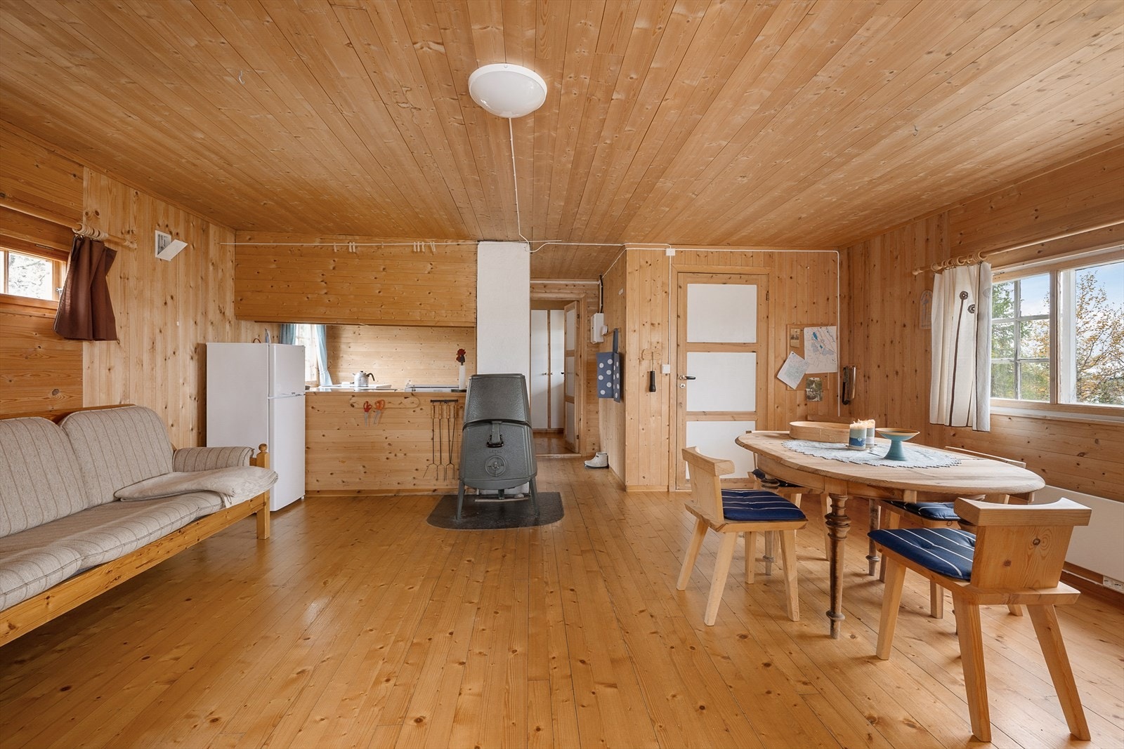 En solid vedovn gir ekstra god varme. I tillegg er det elektrisk fyring i hytta med panelovner. Galleribilde