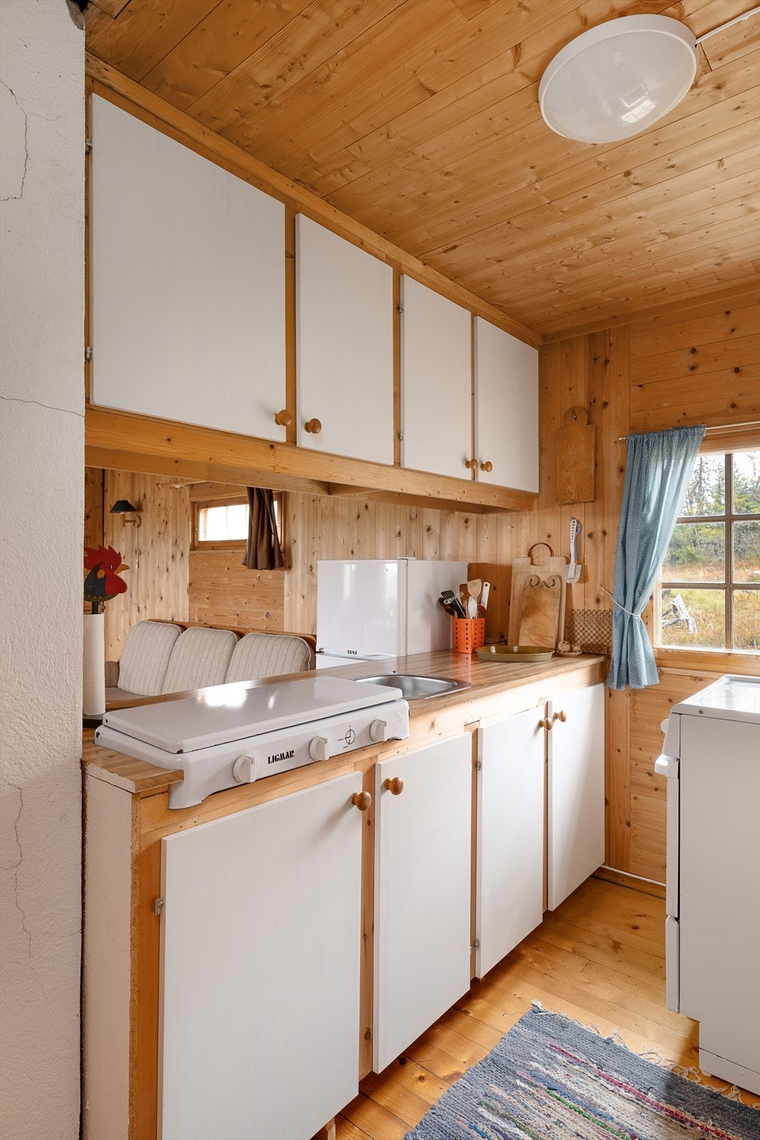 Fint naturlig lys inn på kjøkkenet. Galleribilde