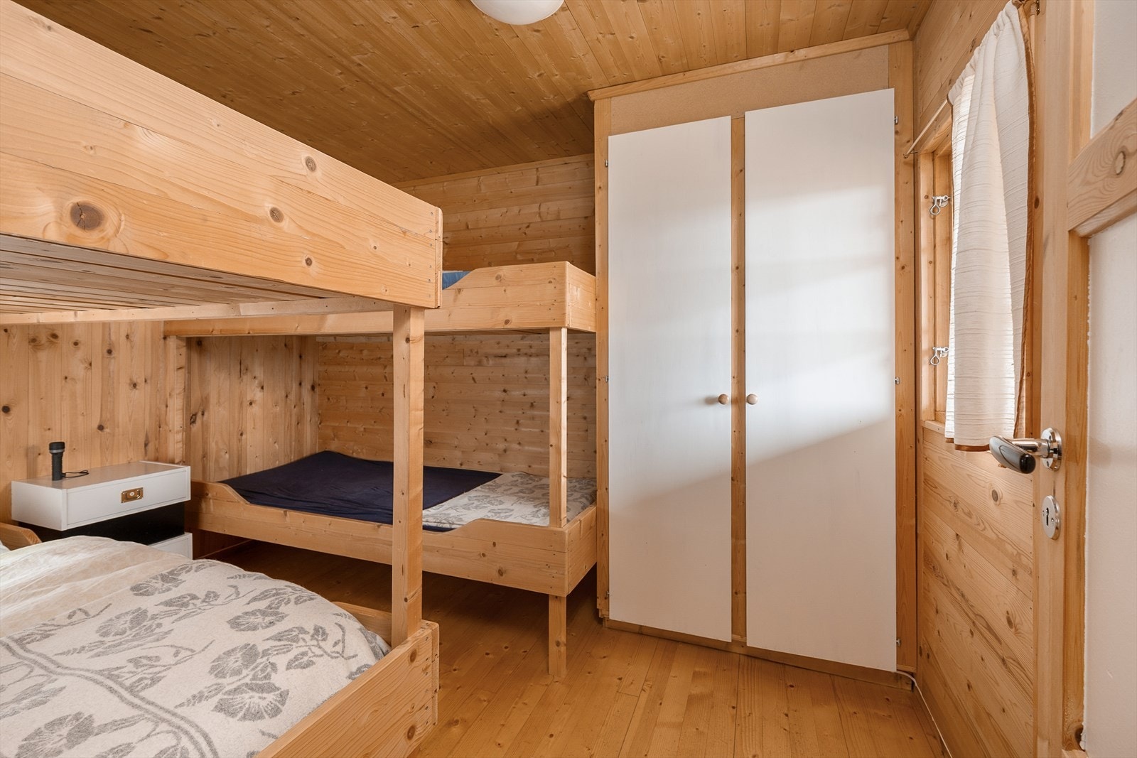 Soverom 1 er innredet 2 køyesenger og garderobeskap. Galleribilde