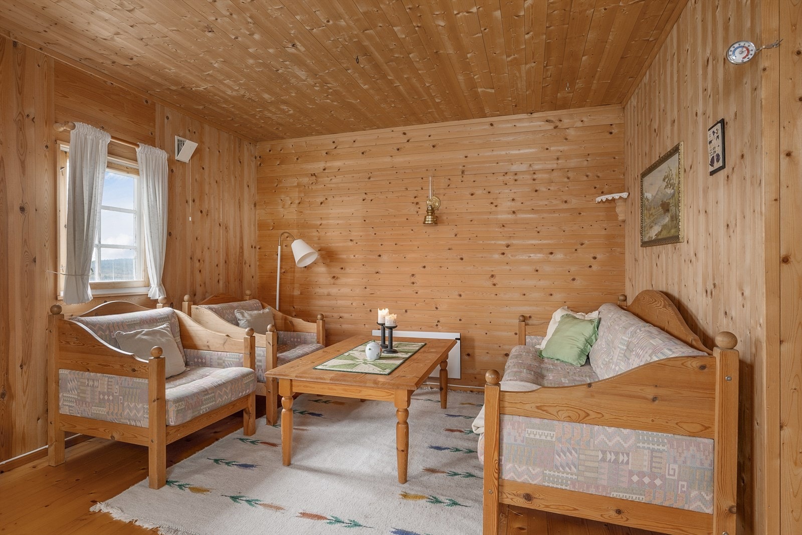 Hyggelig sofakrok foran vinduene. Galleribilde