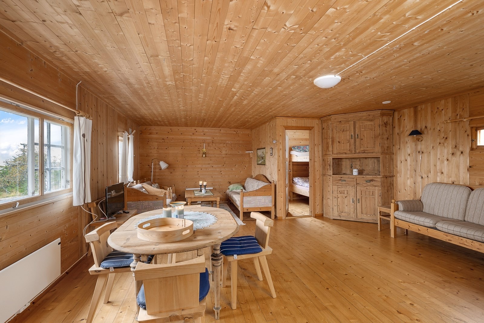 Forholdsvis romslig stue med plass til både salong og spisebord. Galleribilde